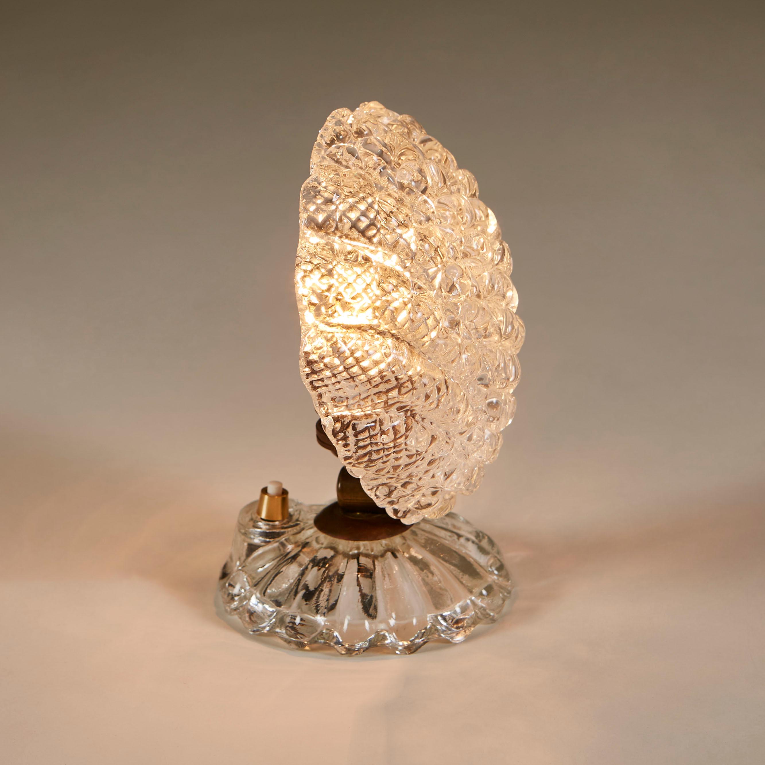 Italiano Pair of Italian 1940s small Barovier e Toso 'Shell'  Table Lamps in vendita