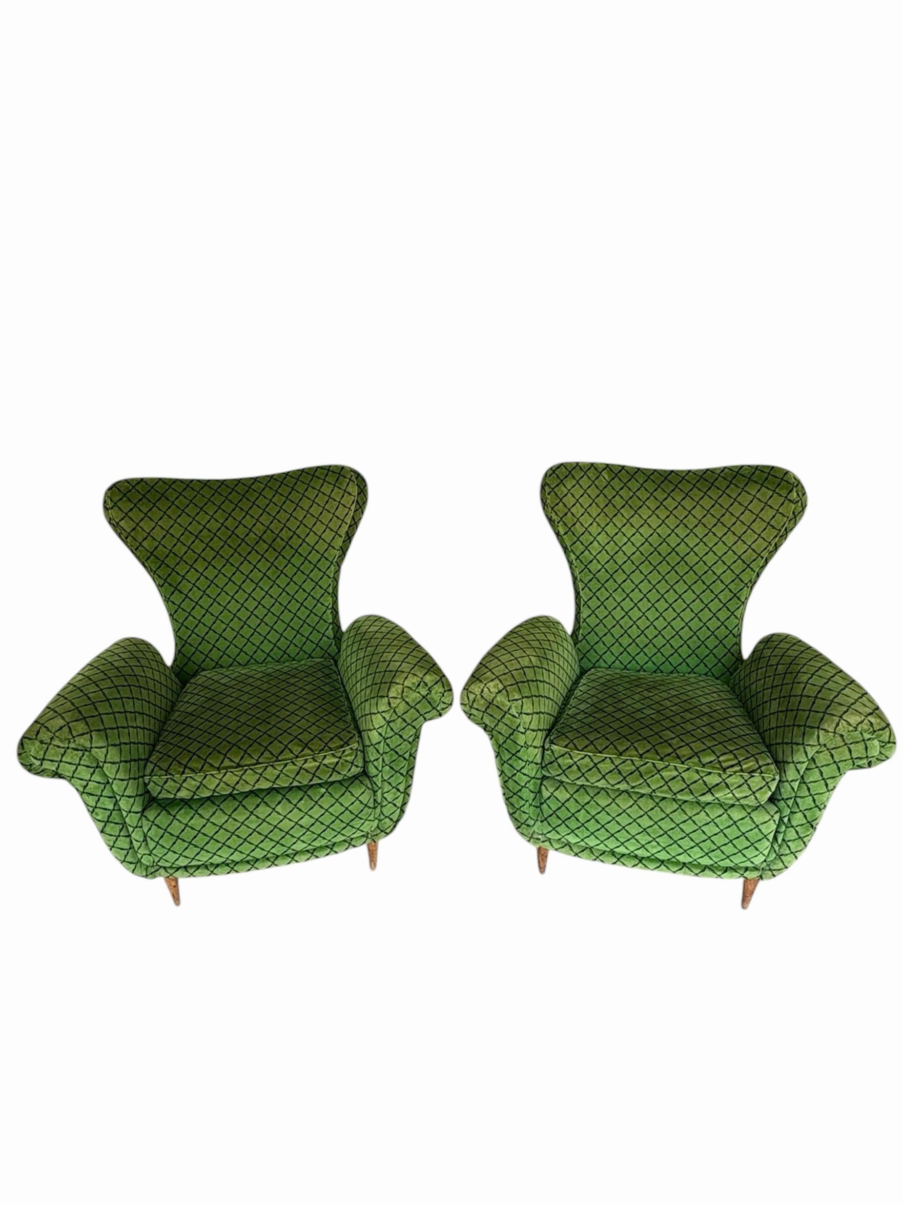 Pair of Italian 1950s armchairs in green velvet 2