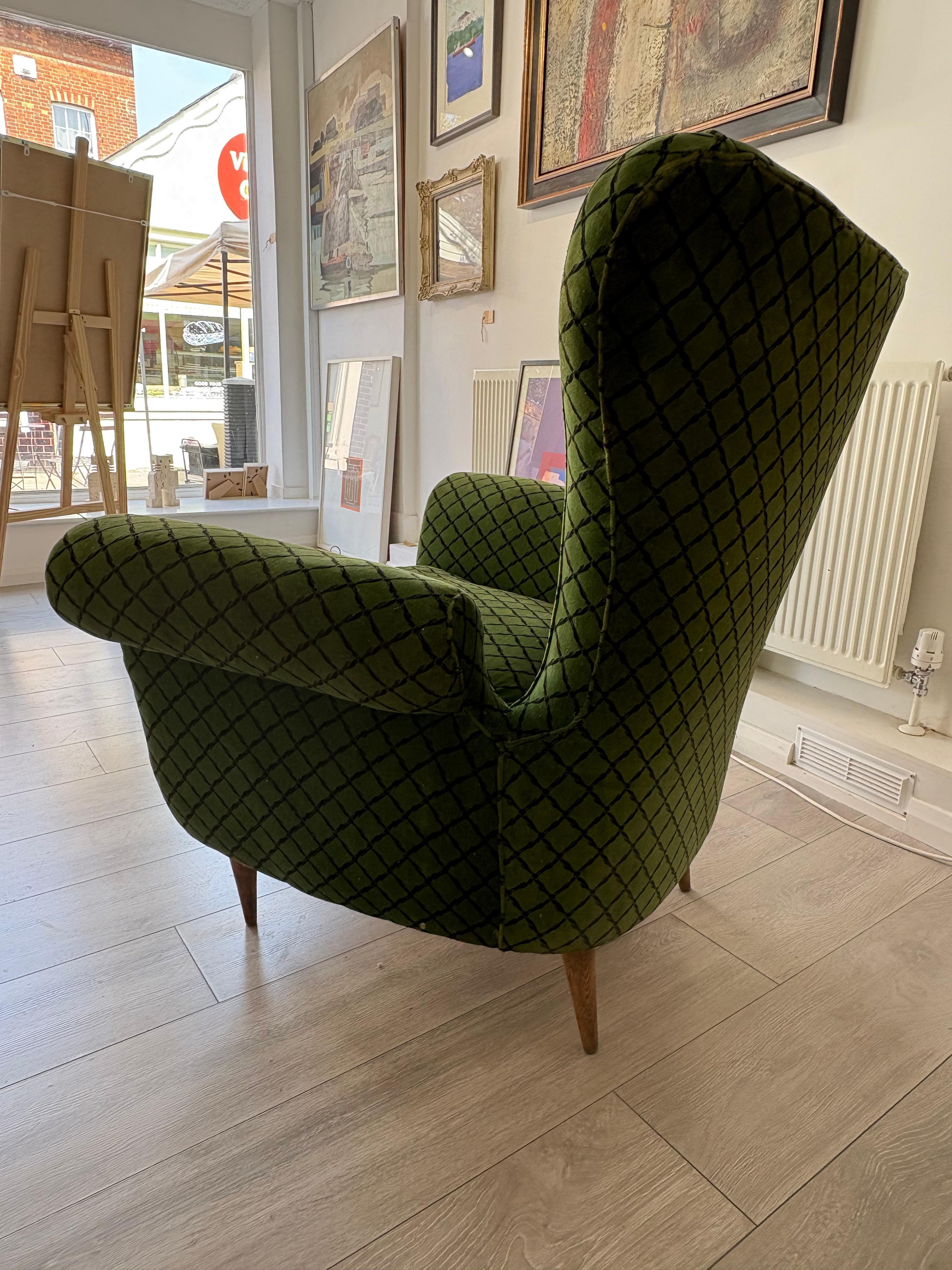 Pair of Italian 1950s armchairs in green velvet In Good Condition In Oxford, GB