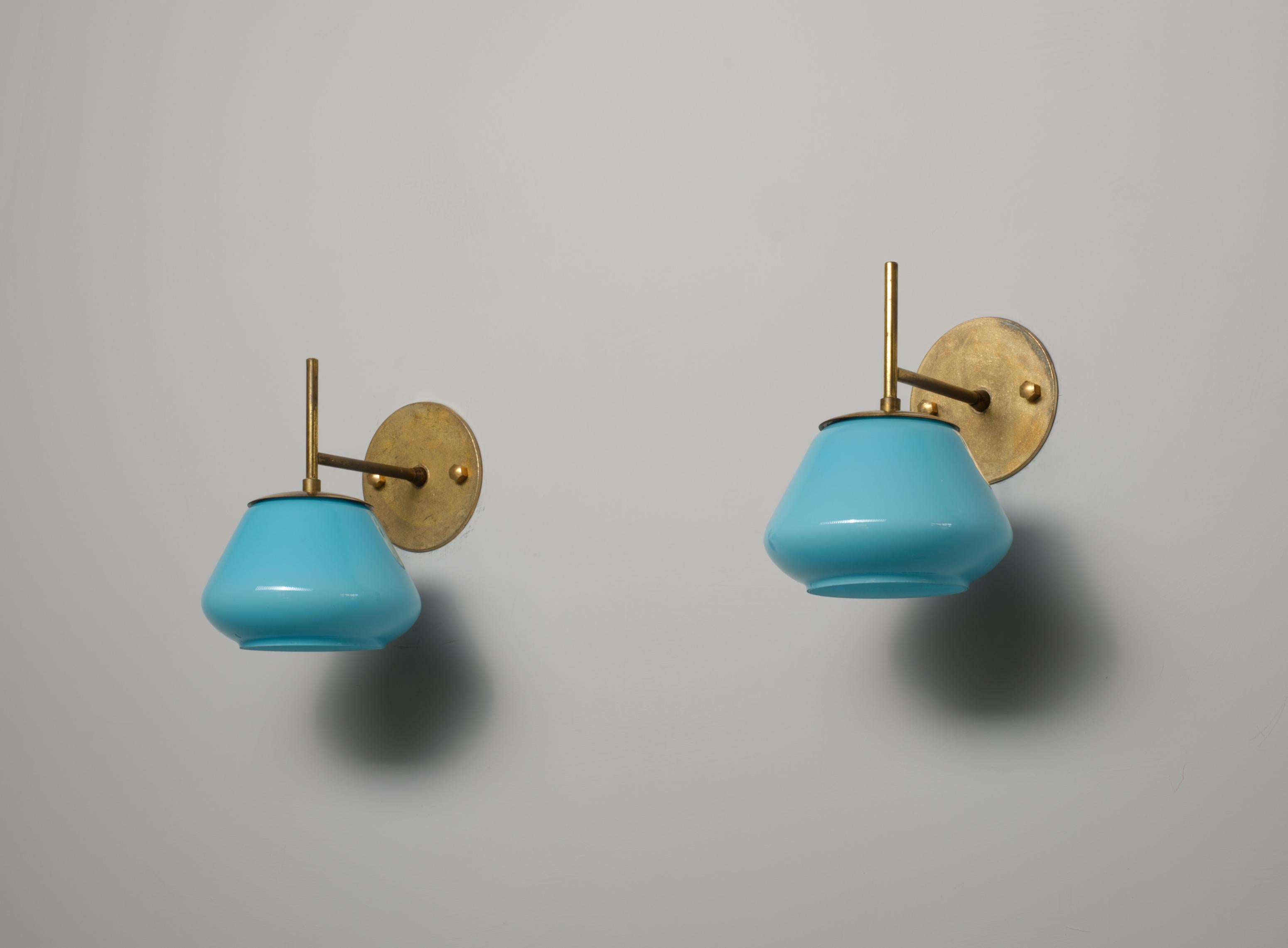Mid-Century moderno Coppia di applique italiane degli anni '50 in ottone e vetro blu opalino in vendita