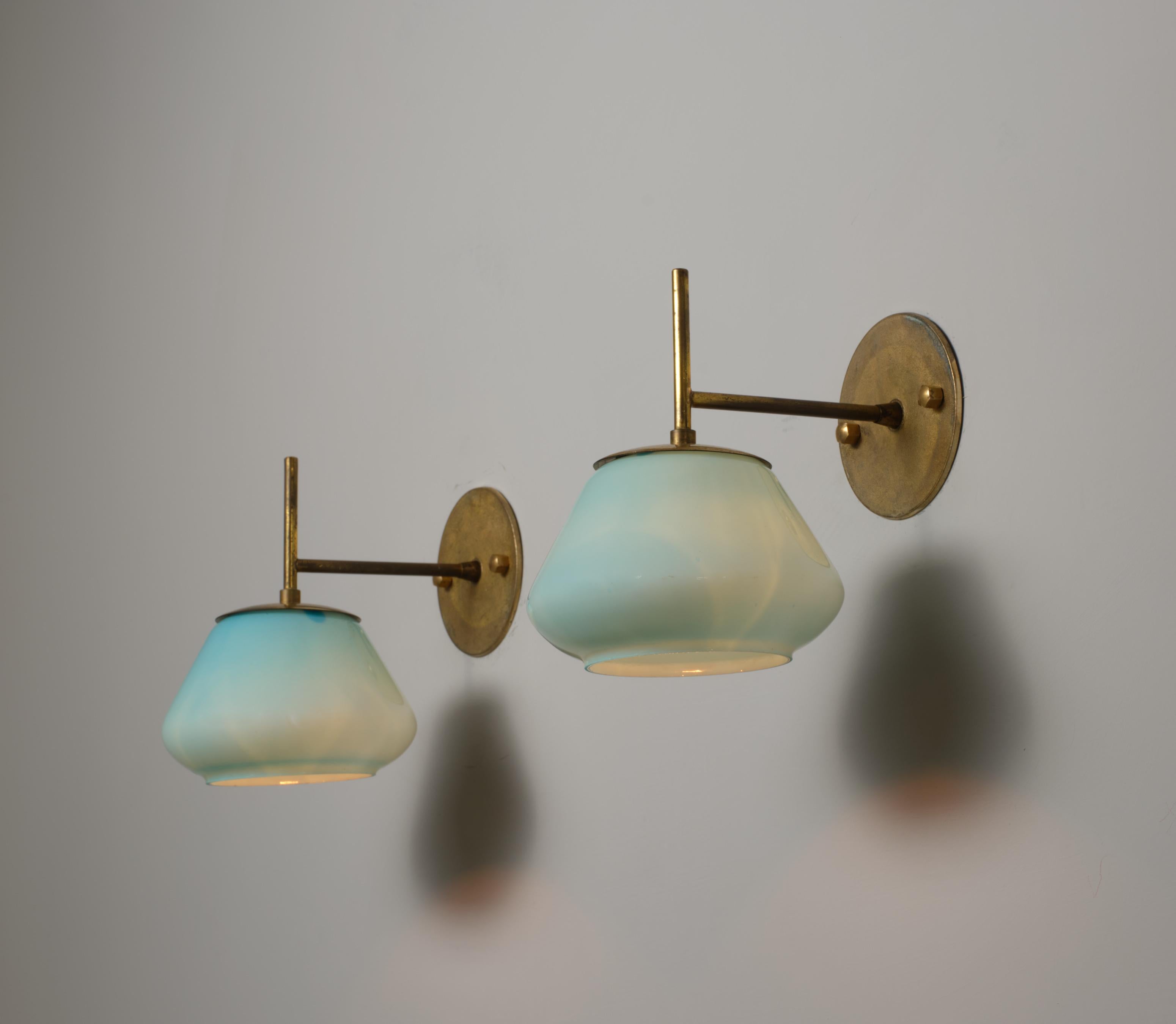 Italiano Coppia di applique italiane degli anni '50 in ottone e vetro blu opalino in vendita