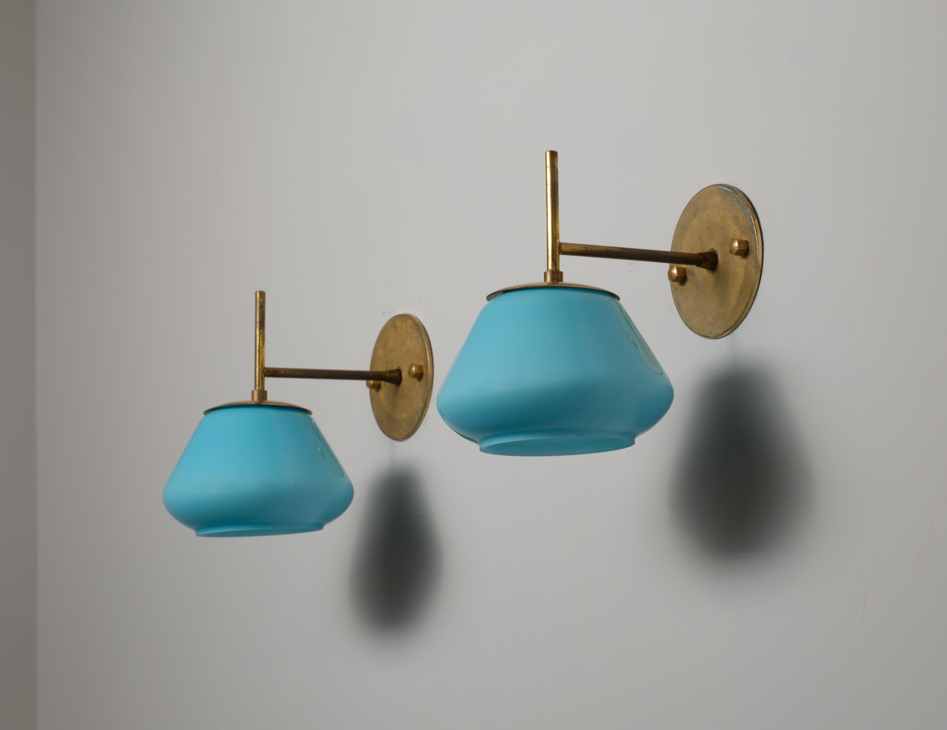 Coppia di applique italiane degli anni '50 in ottone e vetro blu opalino In condizioni buone in vendita a Rome, IT