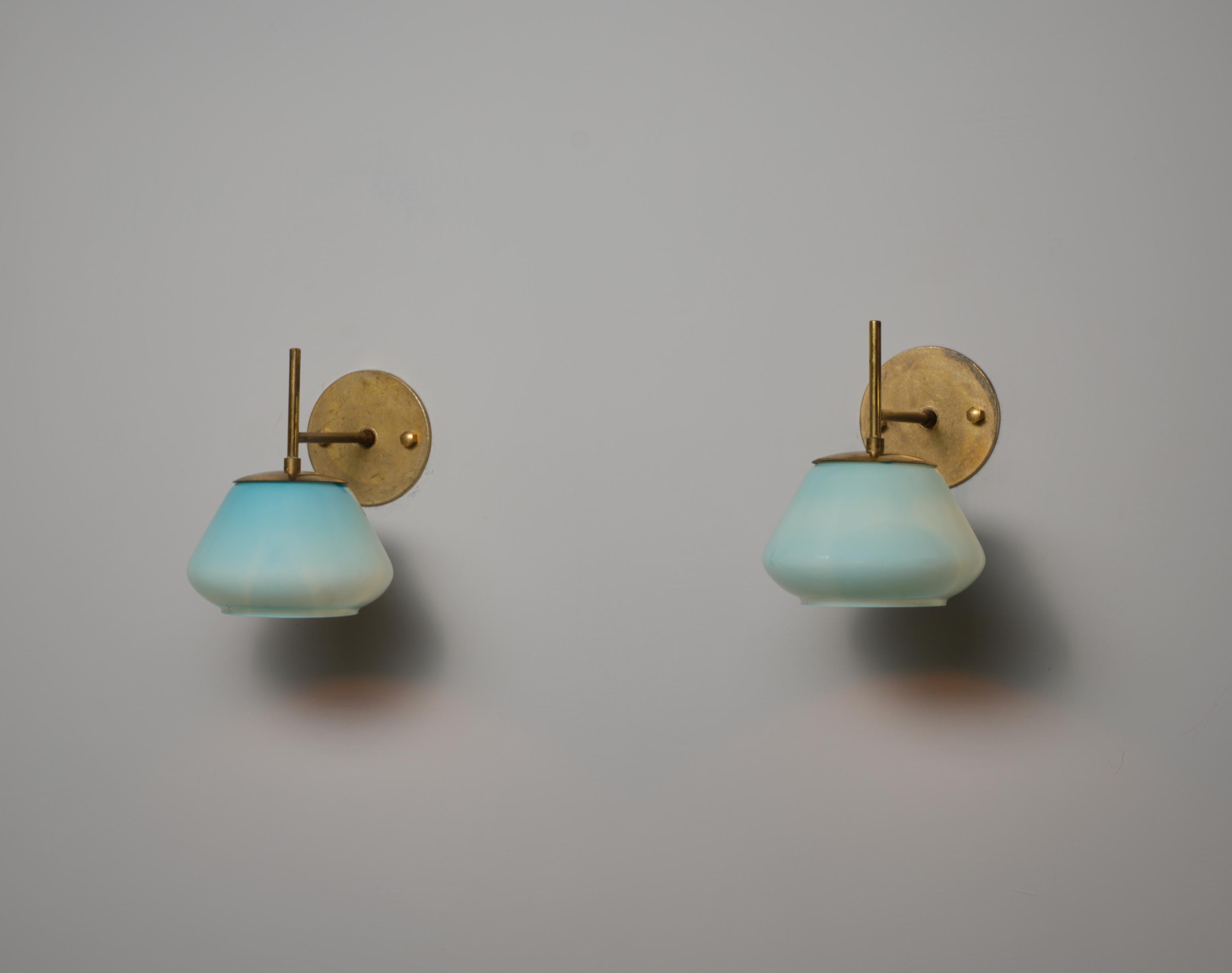 Metà XX secolo Coppia di applique italiane degli anni '50 in ottone e vetro blu opalino in vendita