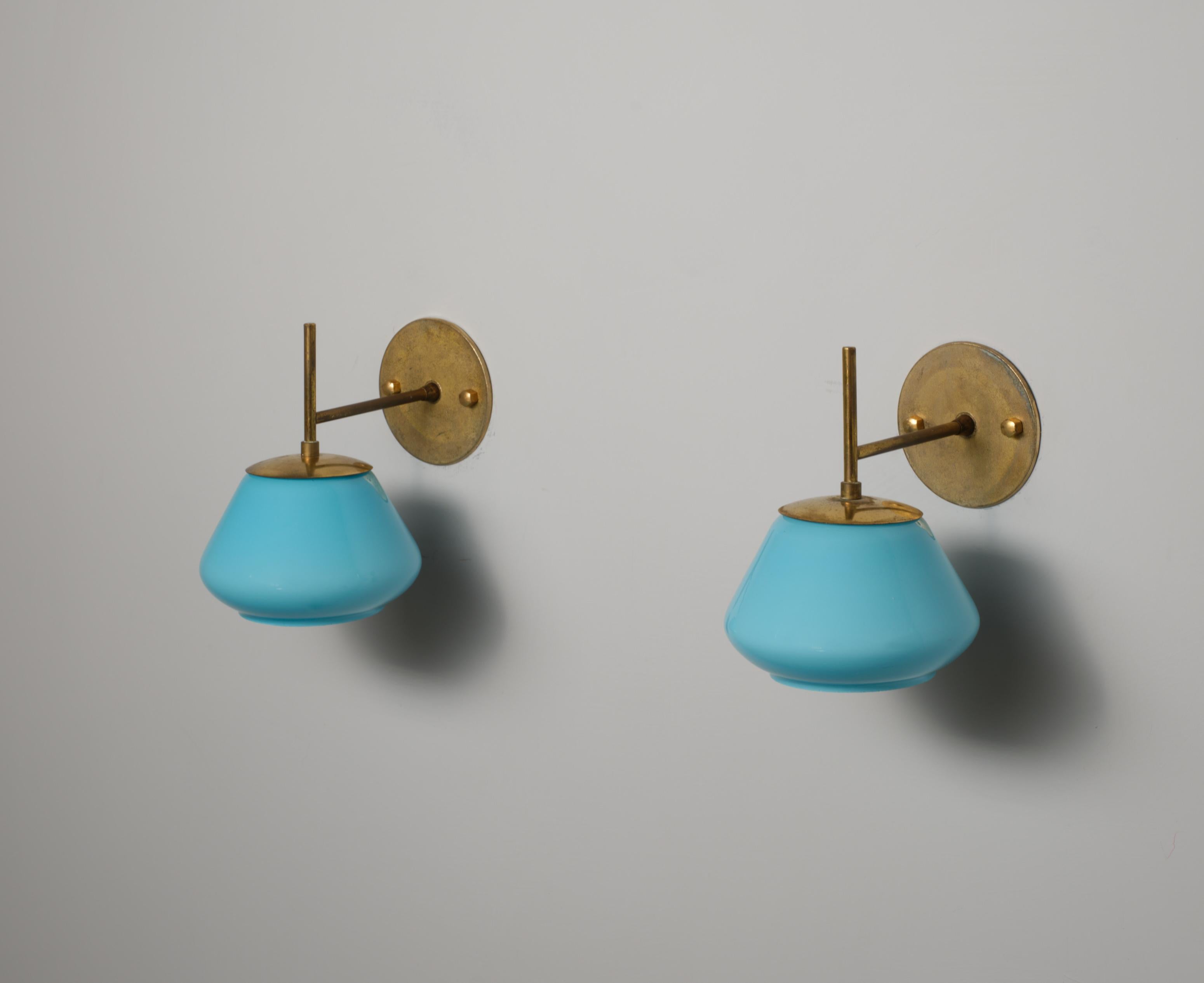 Coppia di applique italiane degli anni '50 in ottone e vetro blu opalino in vendita 1