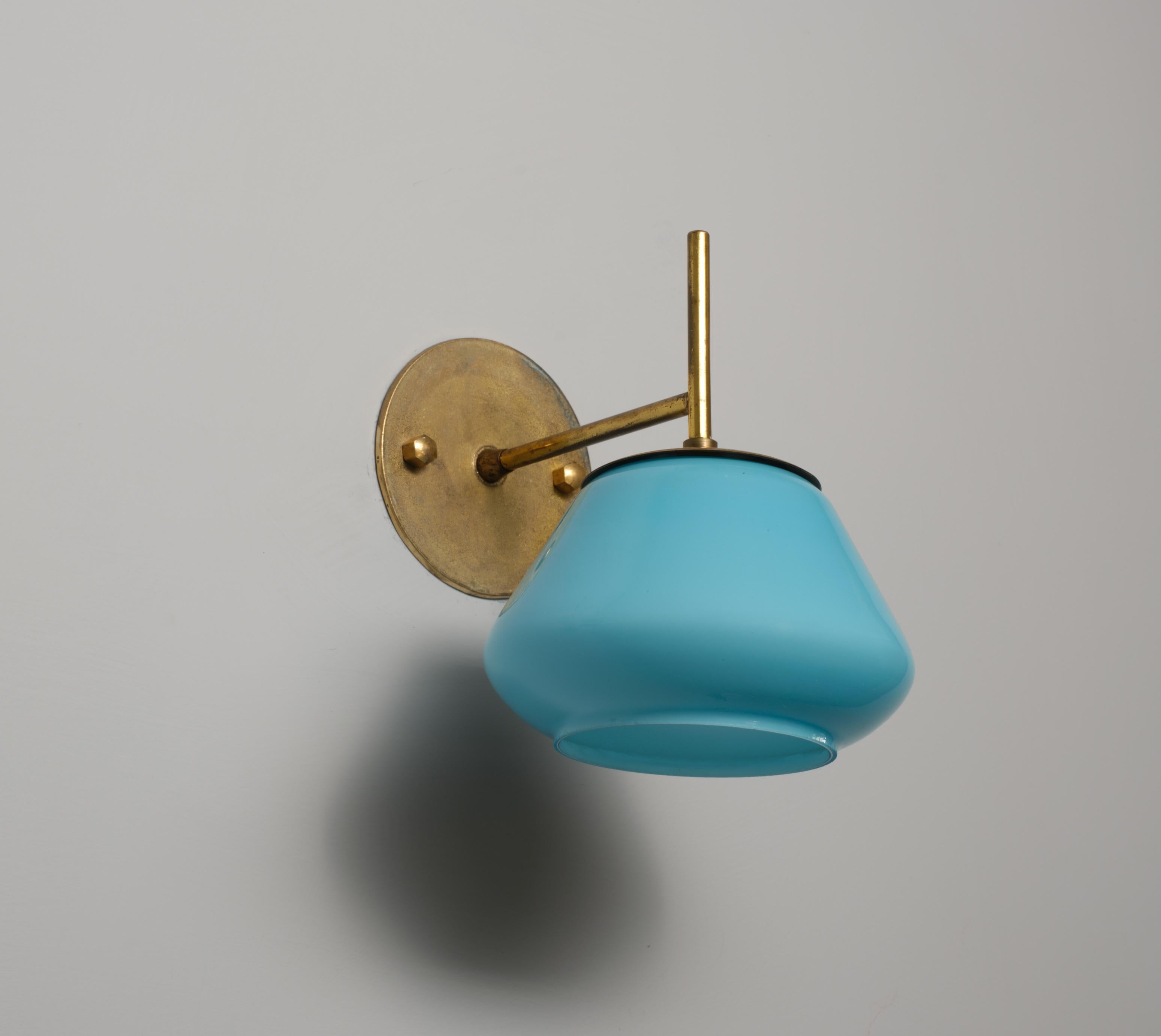 Coppia di applique italiane degli anni '50 in ottone e vetro blu opalino in vendita 2