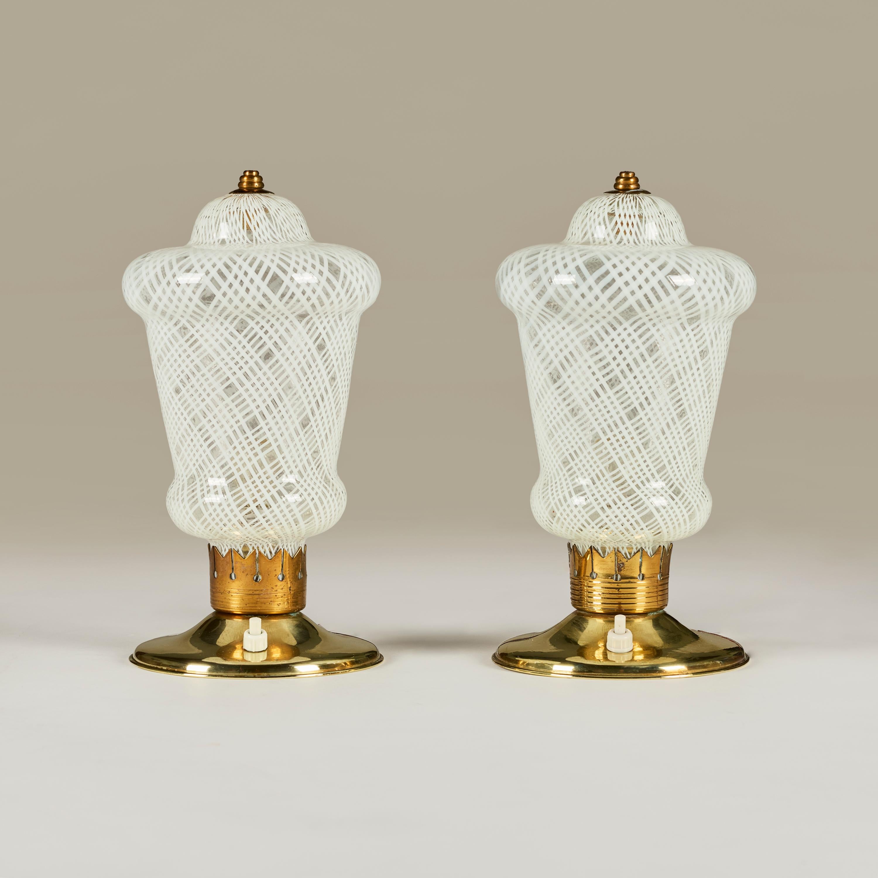 Pair of Italian 1950s brass and Murano Reticello table lights In Good Condition For Sale In London, GB