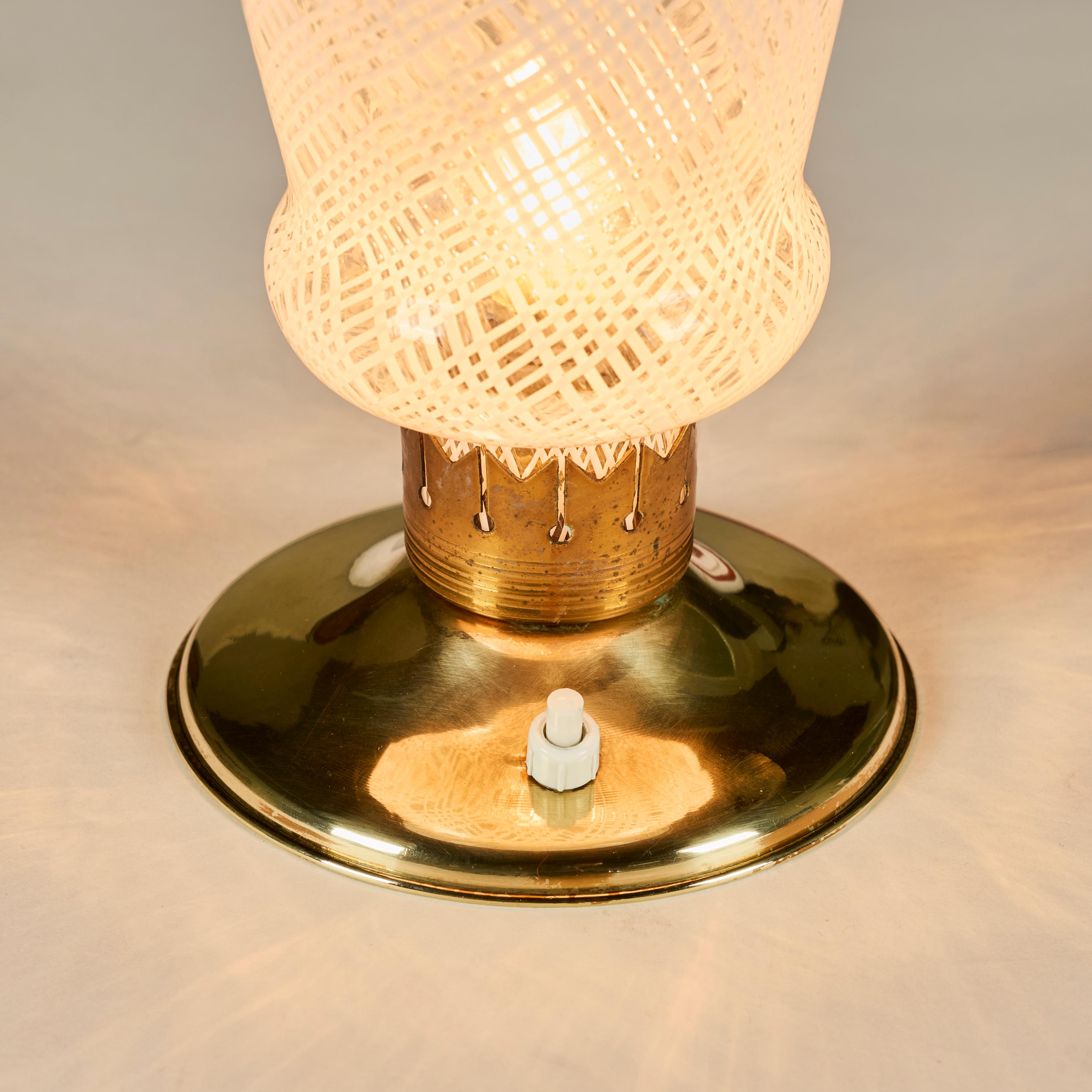 Pair of Italian 1950s brass and Murano Reticello table lights For Sale 3