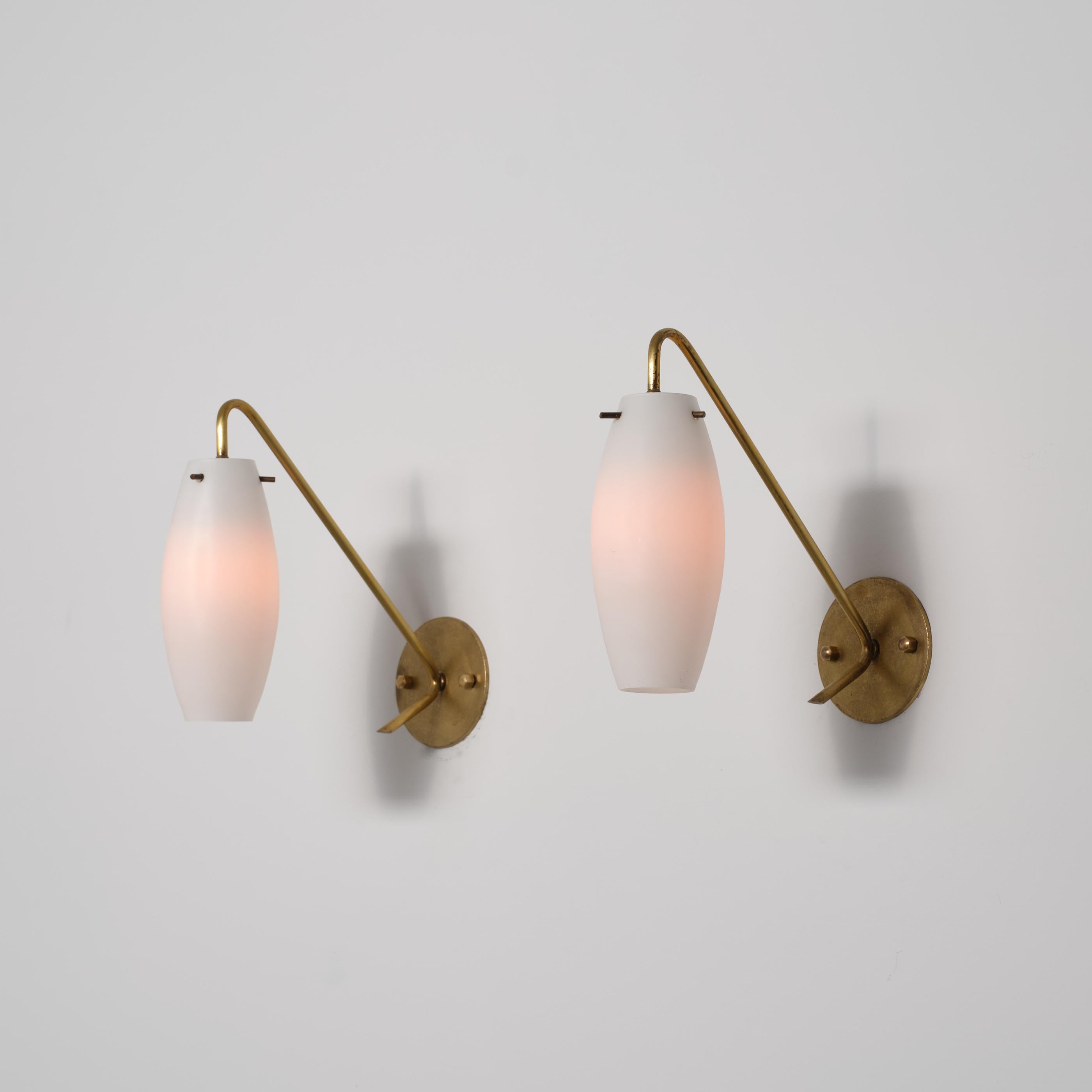 Pareja de apliques minimalistas italianos de latón y cristal opalino de los años 50 Moderno de mediados de siglo en venta