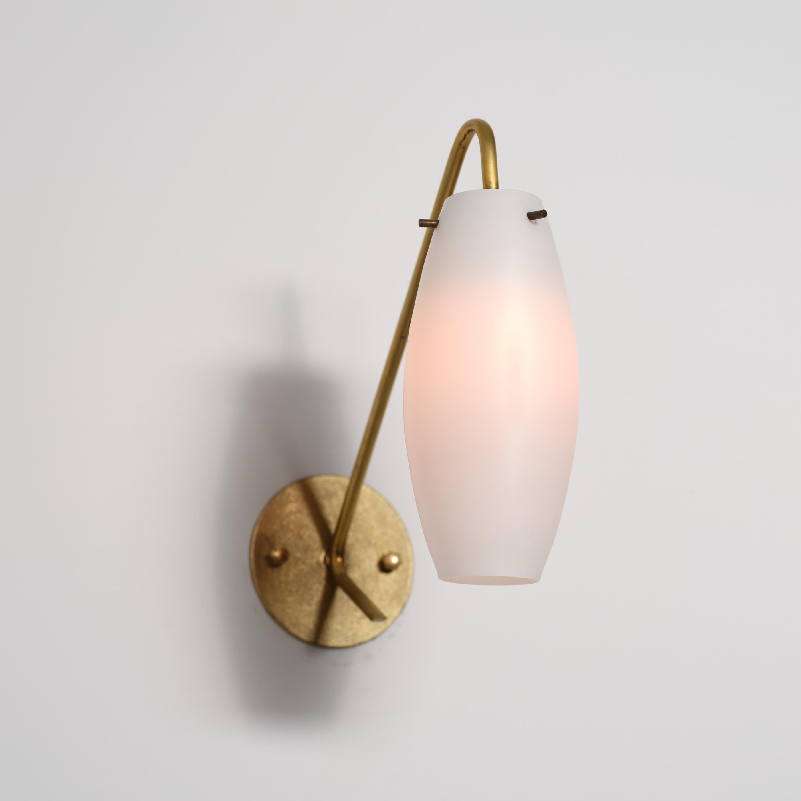 Pareja de apliques minimalistas italianos de latón y cristal opalino de los años 50 en Bueno estado para la venta en Rome, IT