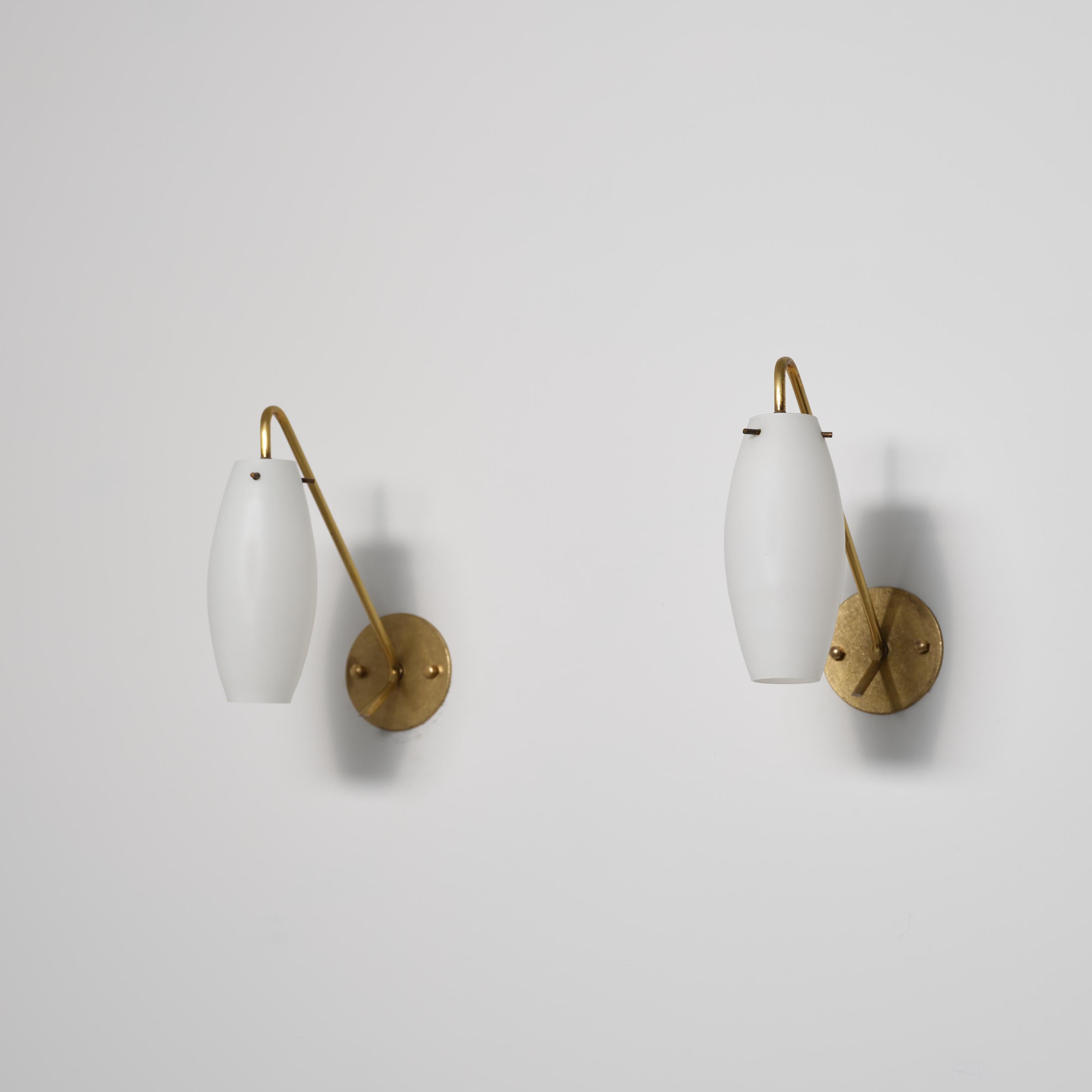 Pareja de apliques minimalistas italianos de latón y cristal opalino de los años 50 Latón en venta