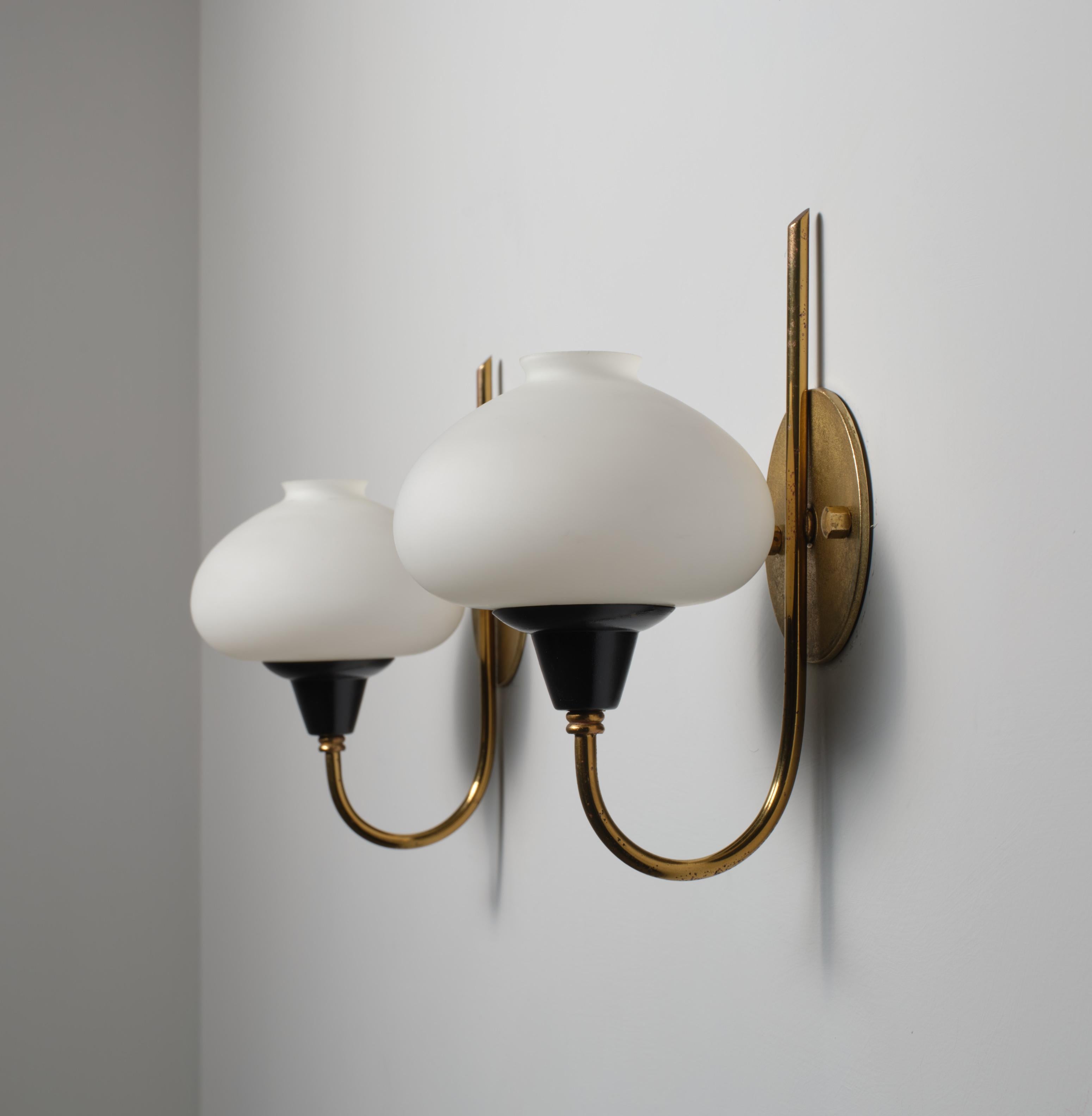 Mid-Century moderno Coppia di appliques italiane degli anni '50 in ottone con paralumi in vetro opalino in vendita