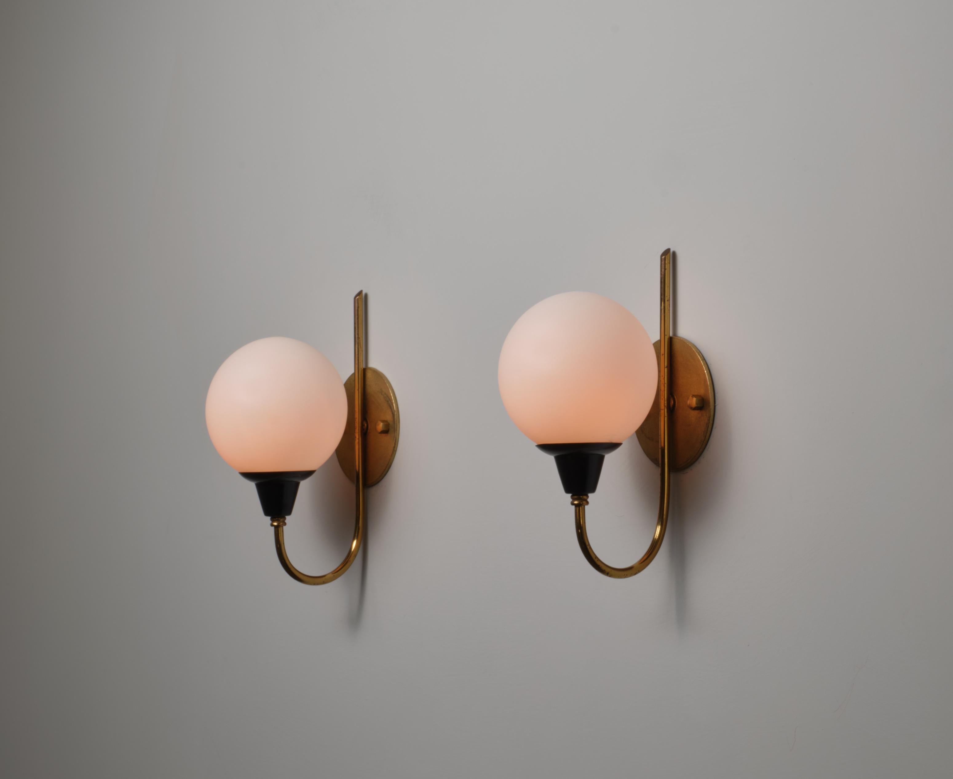 Mid-Century moderno Pair of Italian 1950s Brass Wall Sconces with Spherical Opaline Glass Shades in vendita