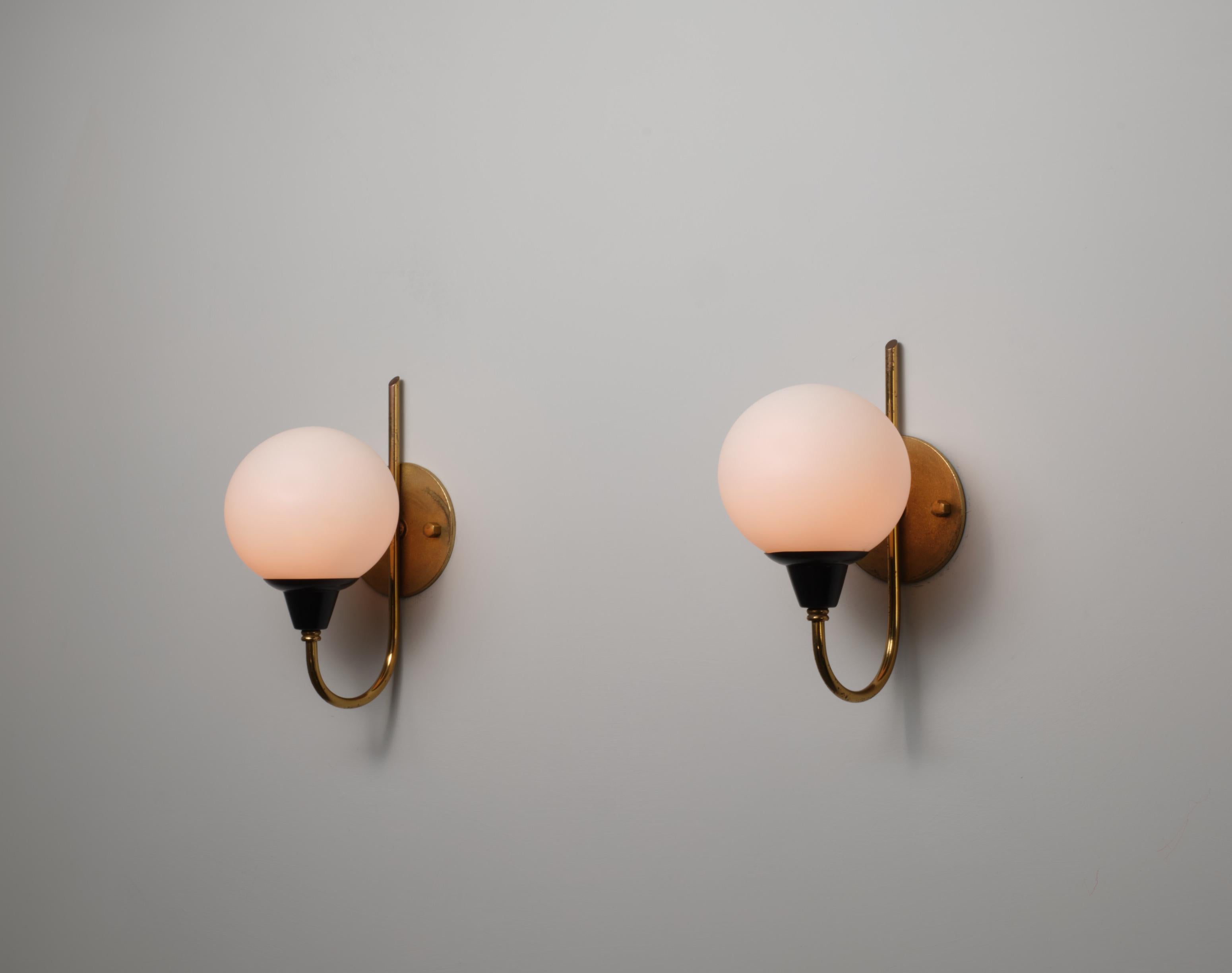 Italiano Pair of Italian 1950s Brass Wall Sconces with Spherical Opaline Glass Shades in vendita