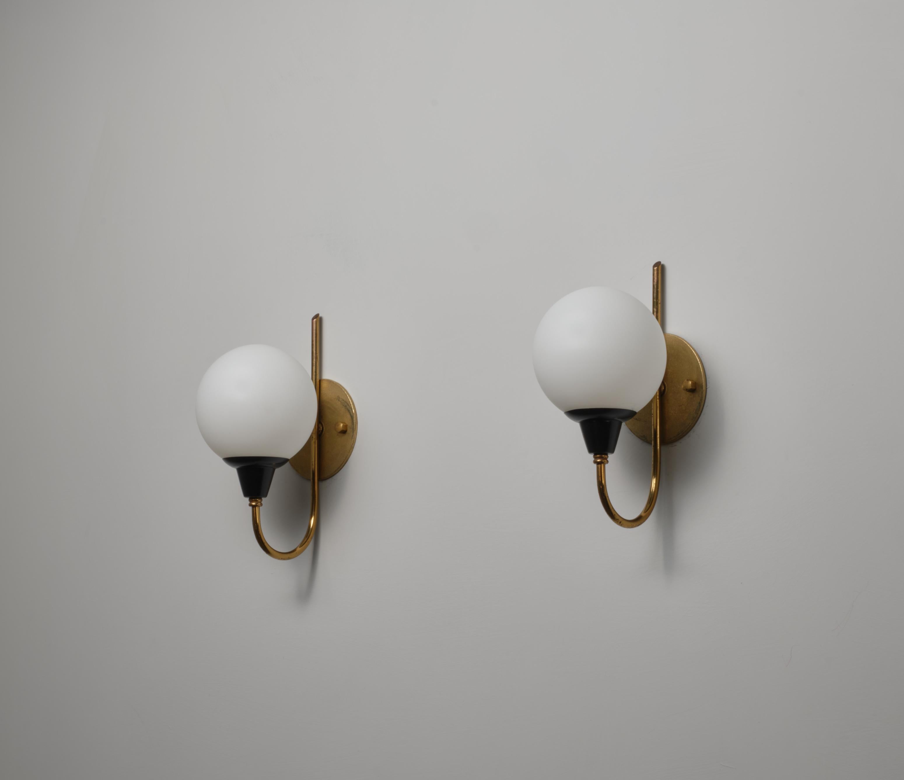 Pair of Italian 1950s Brass Wall Sconces with Spherical Opaline Glass Shades In condizioni buone in vendita a Rome, IT