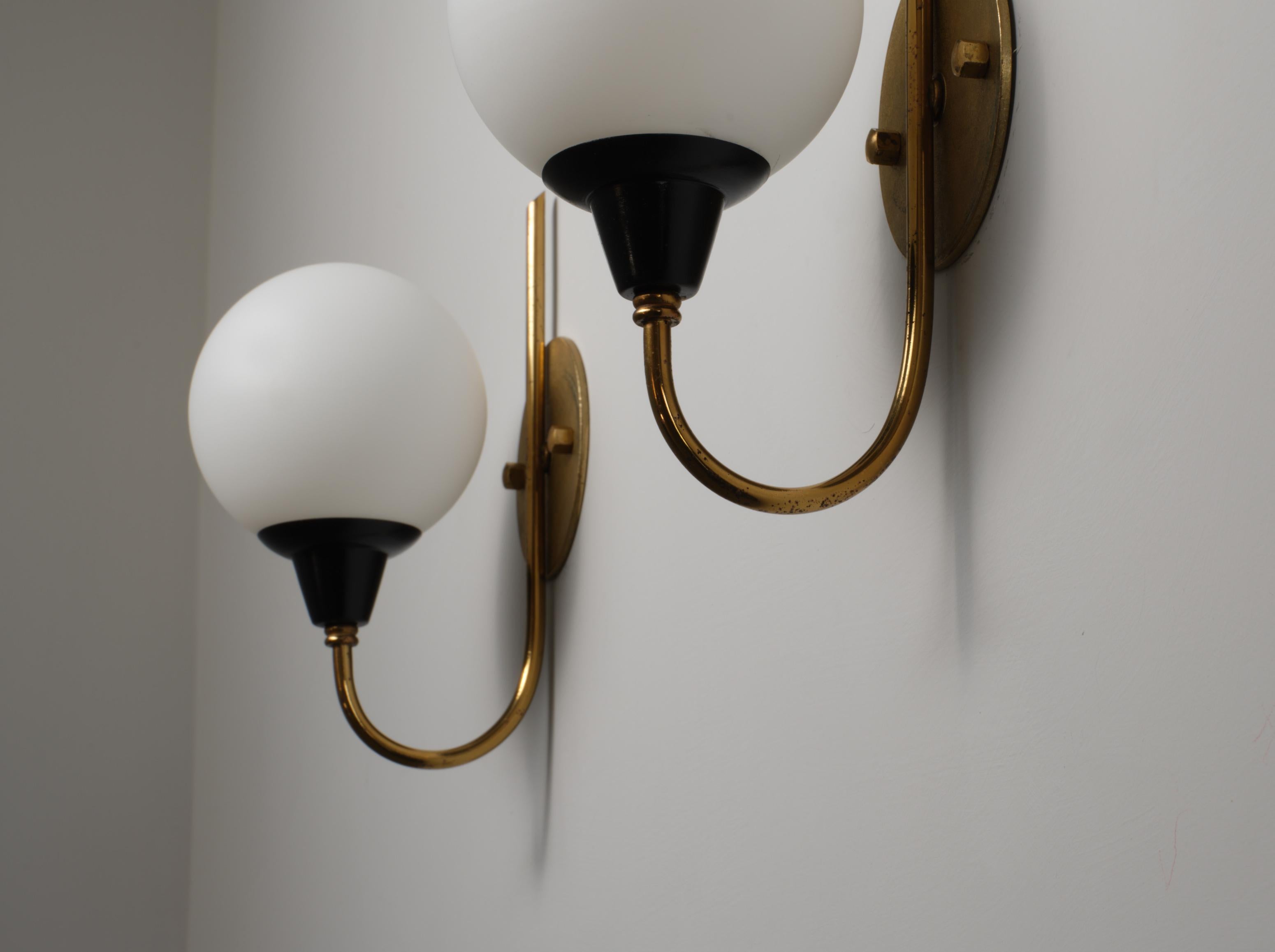 Metà XX secolo Pair of Italian 1950s Brass Wall Sconces with Spherical Opaline Glass Shades in vendita
