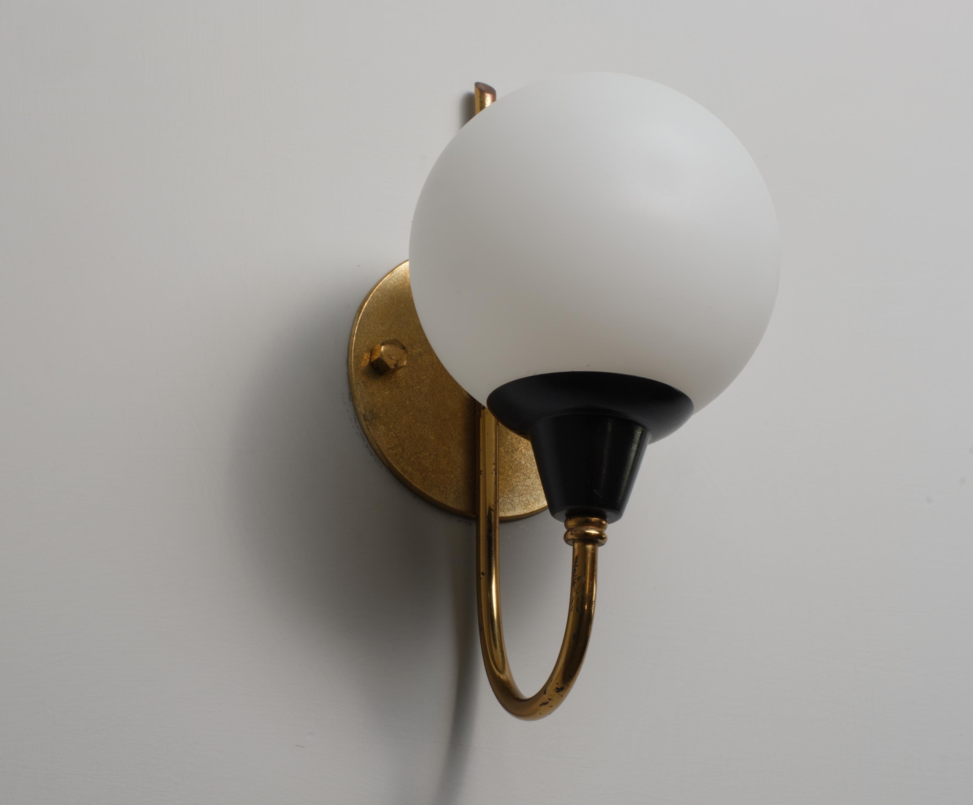 Metallo Pair of Italian 1950s Brass Wall Sconces with Spherical Opaline Glass Shades in vendita
