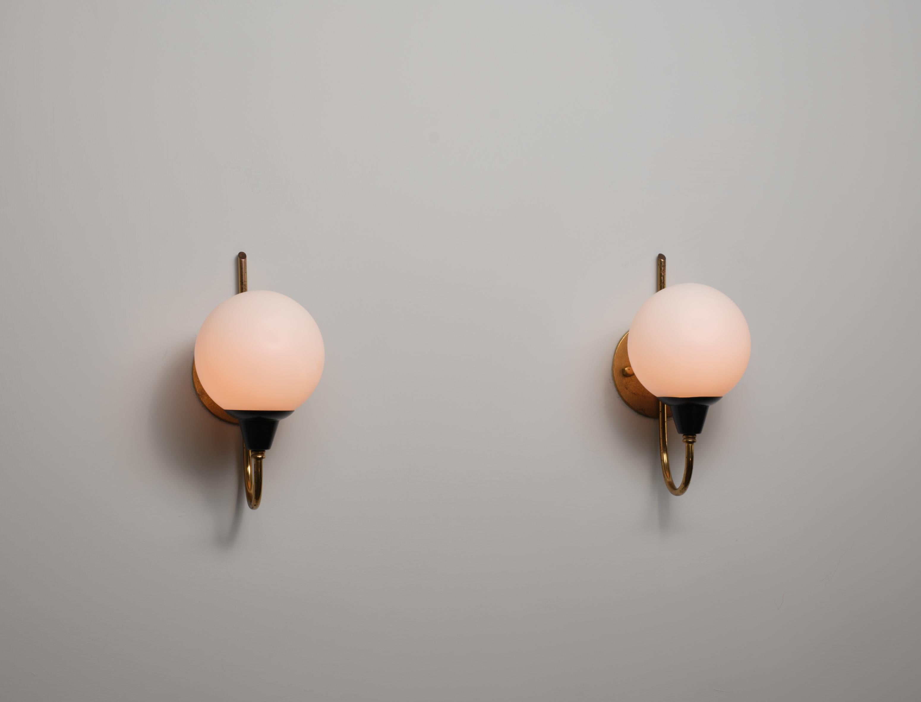 Pair of Italian 1950s Brass Wall Sconces with Spherical Opaline Glass Shades in vendita 1