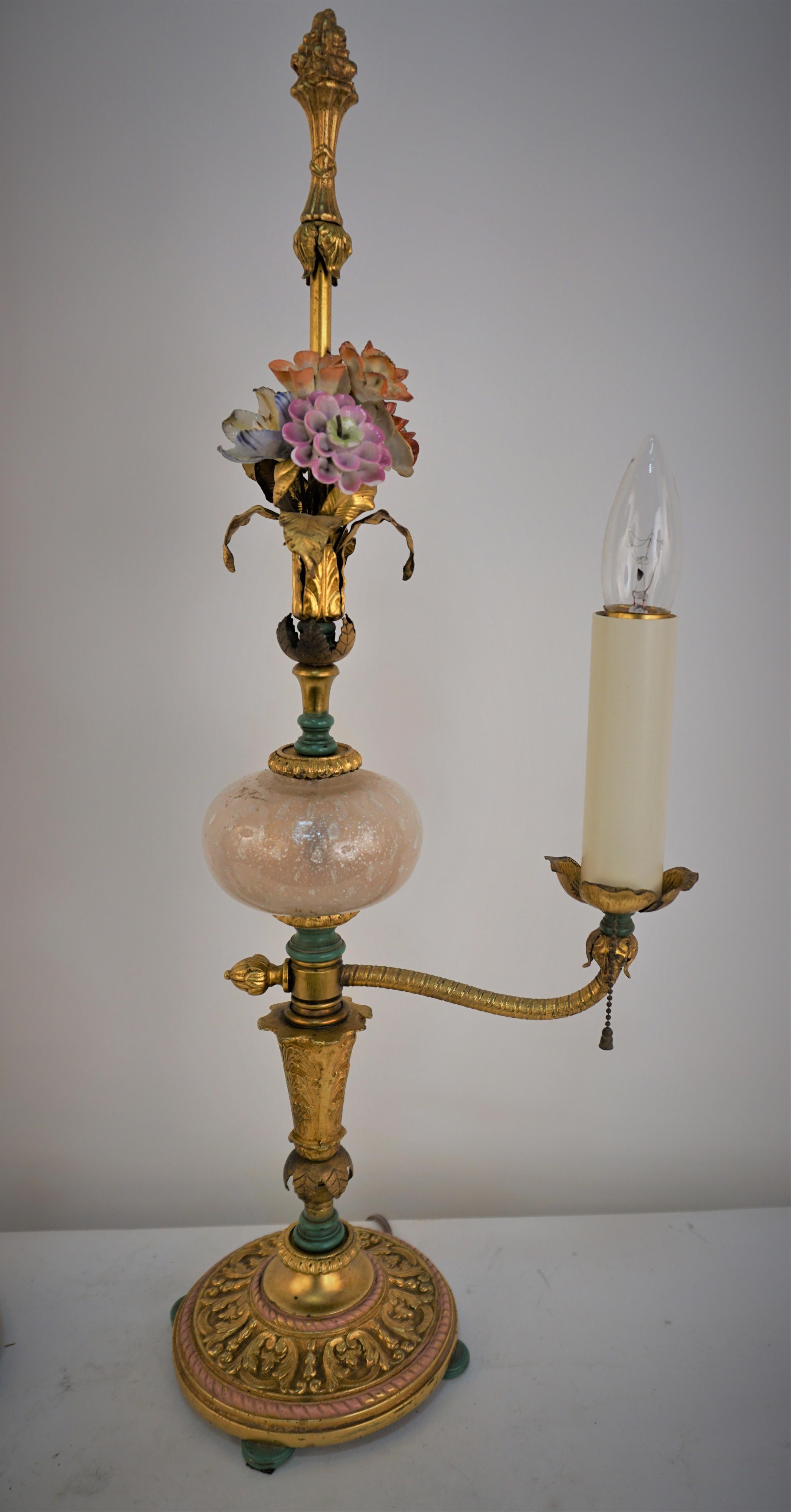 Paire de lampes de table en bronze italien doré et peint avec des fleurs en verre soufflé de Murano et en porcelaine.
équipés d'abat-jour en soie.  