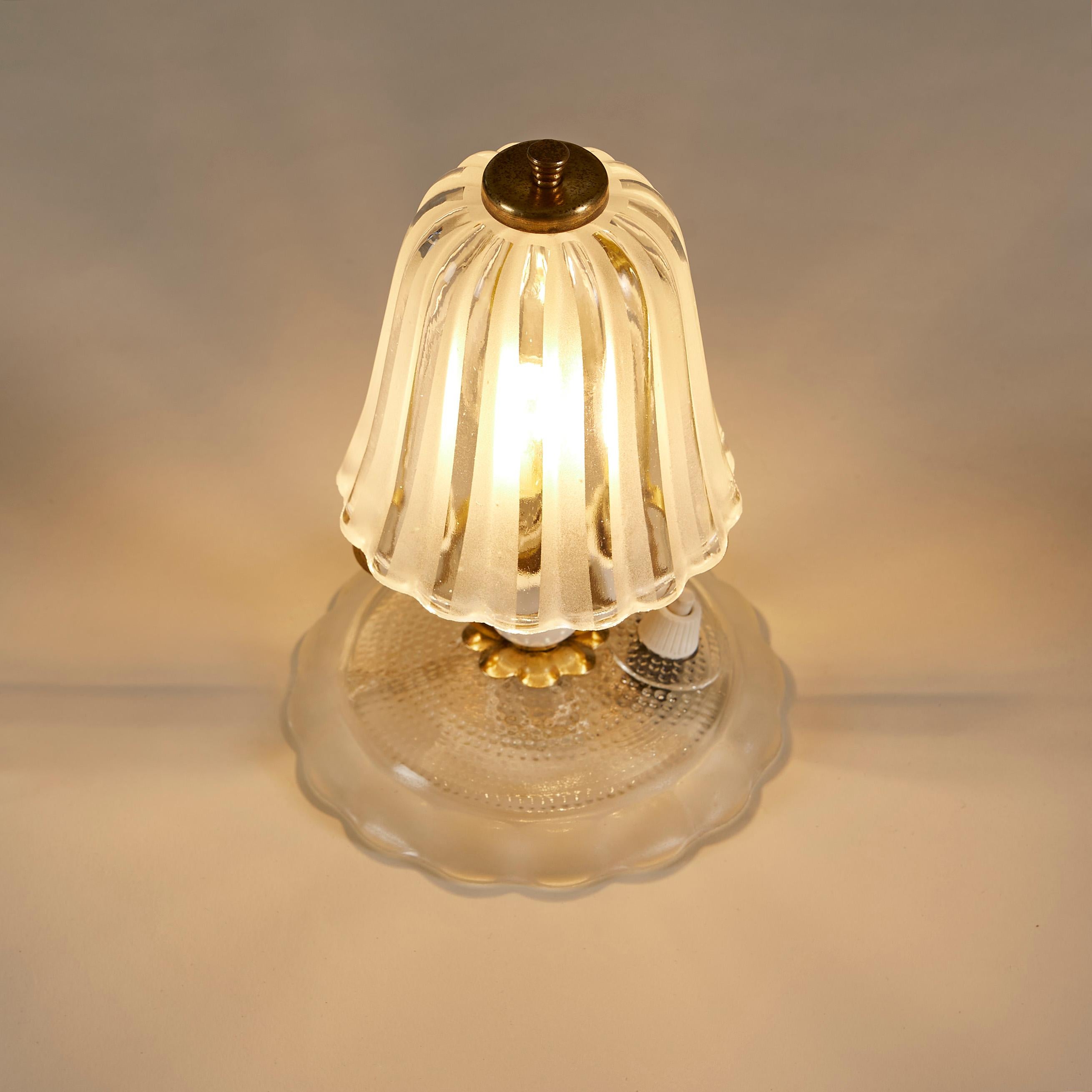 Milieu du XXe siècle Paire de lampes de table italiennes en verre et laiton des années 1950 en vente
