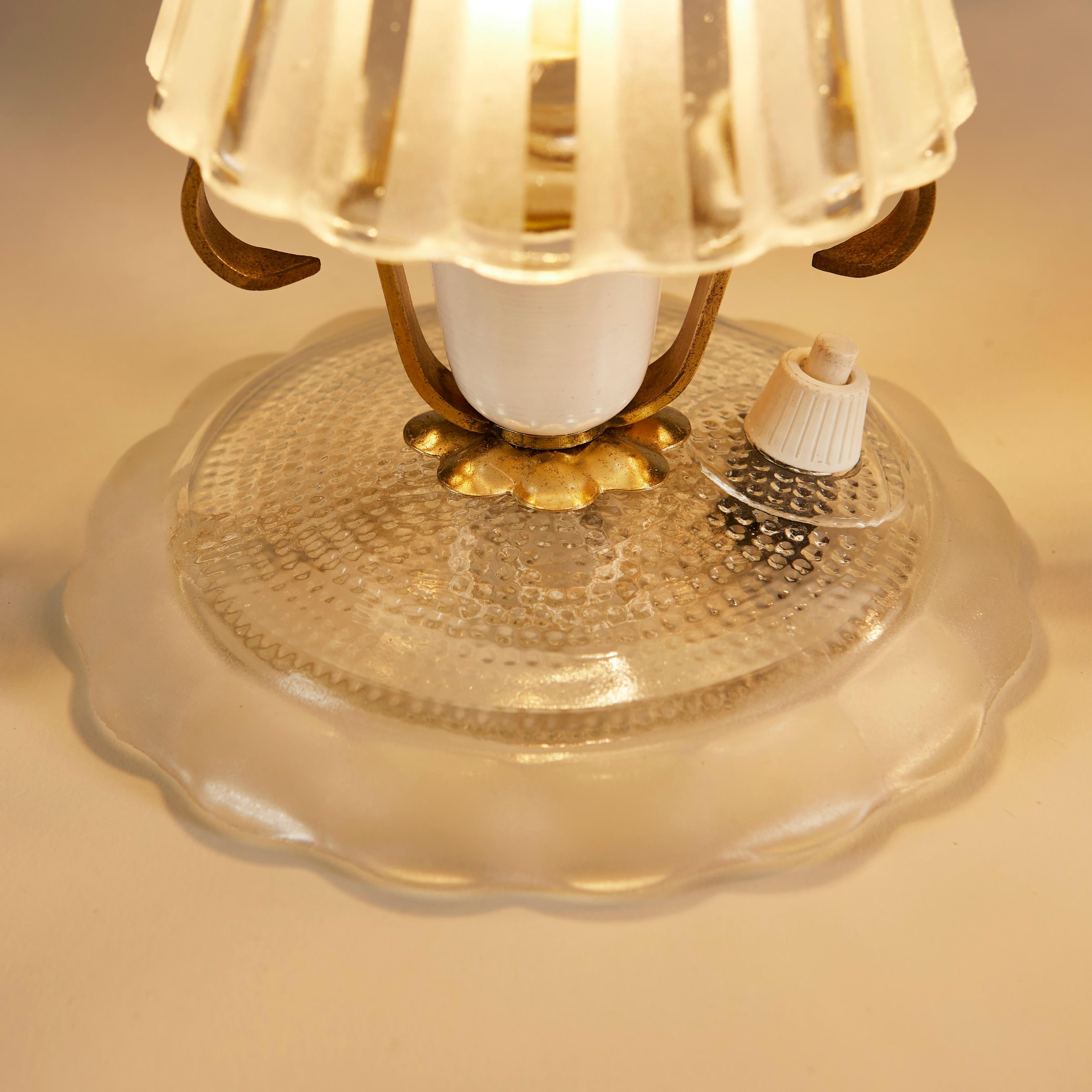 Laiton Paire de lampes de table italiennes en verre et laiton des années 1950 en vente