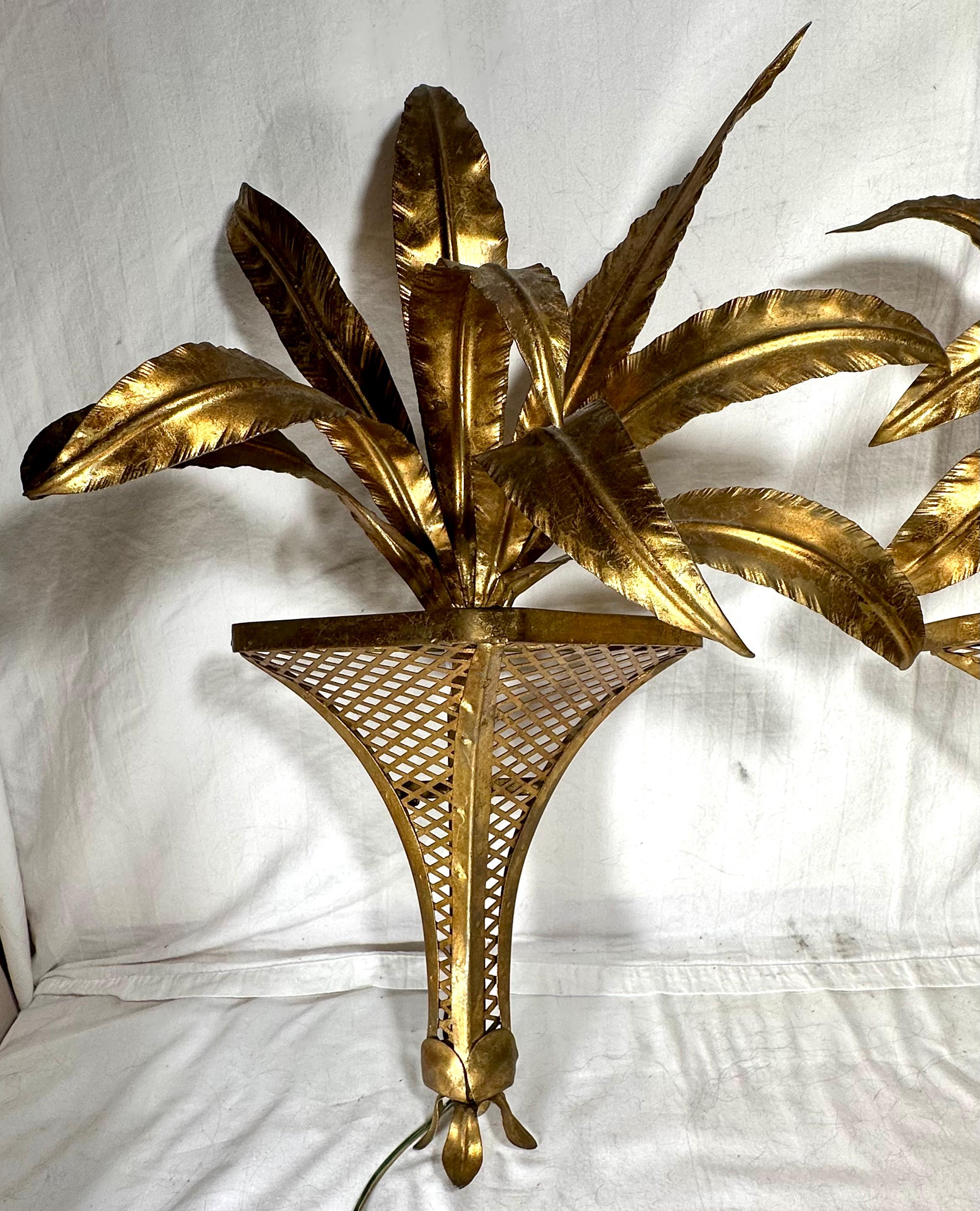 20th Century Pair of Italian 1950s Hollywood Regency Gilt Tole Palm Motif Wall Sconces For Sale