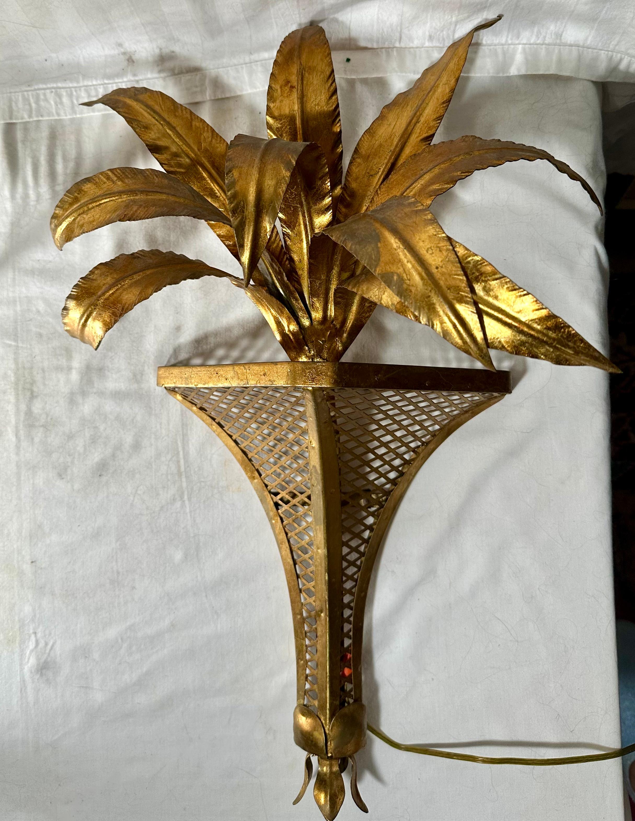 Metal Pair of Italian 1950s Hollywood Regency Gilt Tole Palm Motif Wall Sconces For Sale