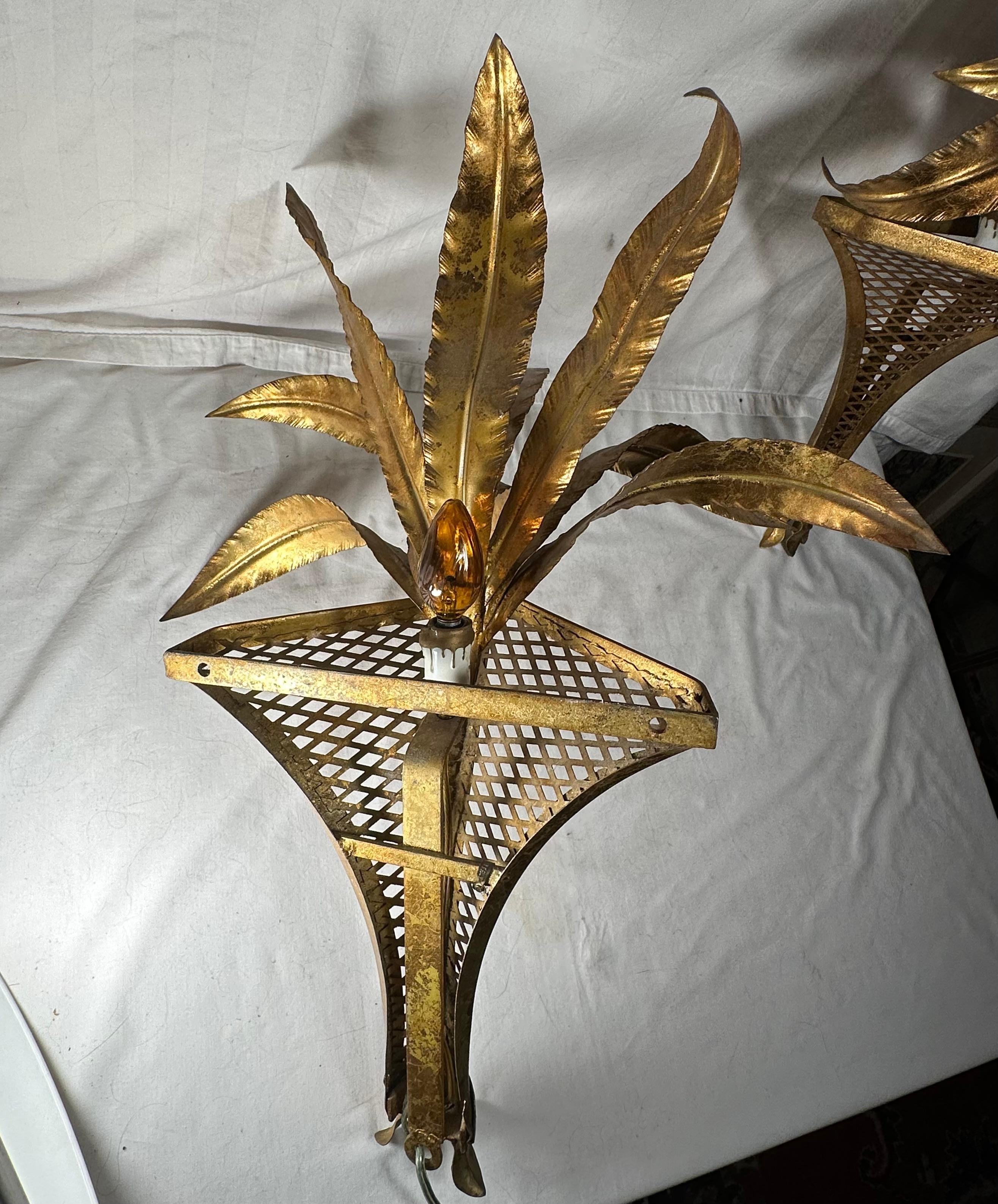 Pair of Italian 1950s Hollywood Regency Gilt Tole Palm Motif Wall Sconces For Sale 1