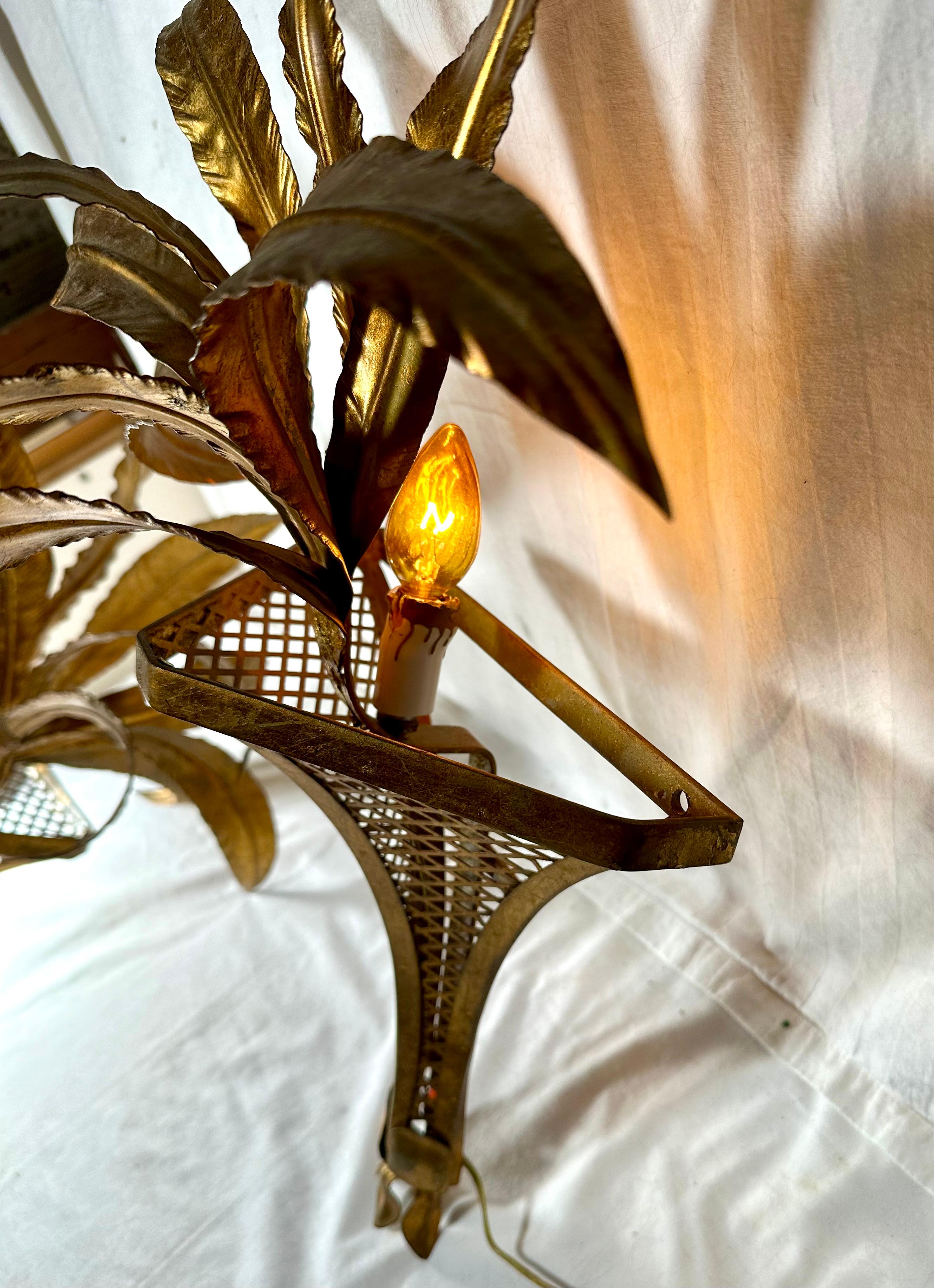 Pair of Italian 1950s Hollywood Regency Gilt Tole Palm Motif Wall Sconces For Sale 2