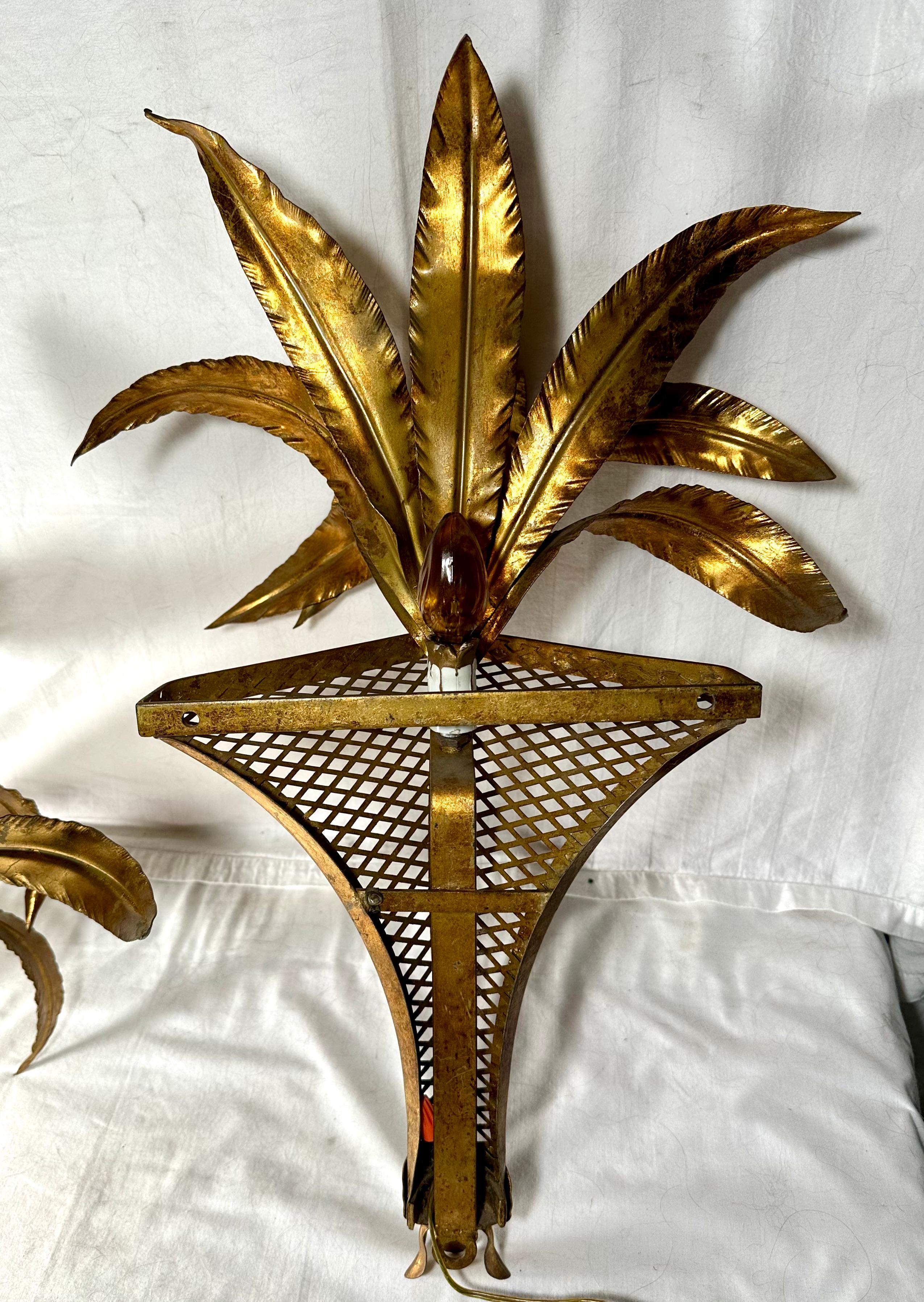 Pair of Italian 1950s Hollywood Regency Gilt Tole Palm Motif Wall Sconces For Sale 4