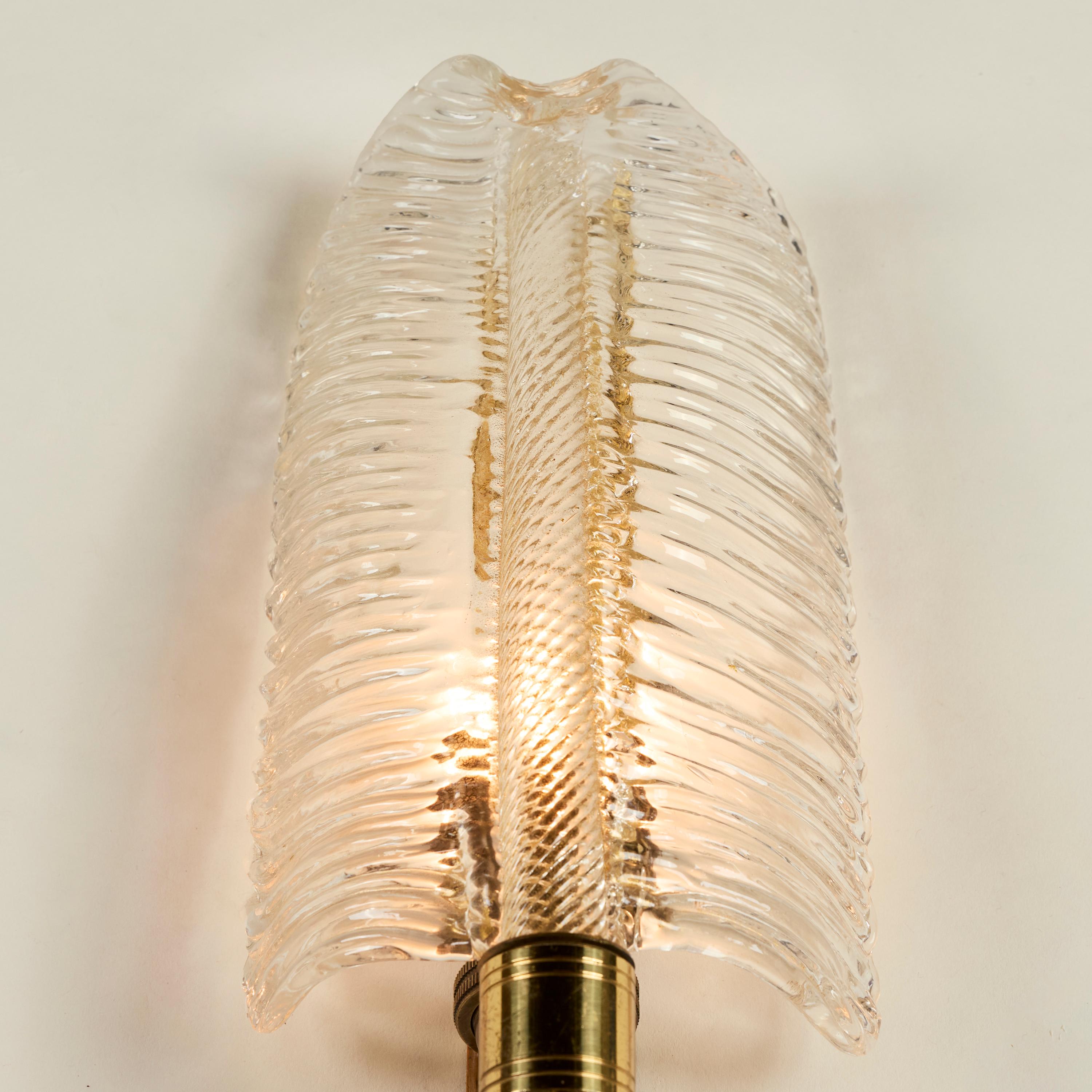 Fatto a mano Coppia di applique in vetro a foglia d'oro di Murano degli anni Cinquanta in vendita