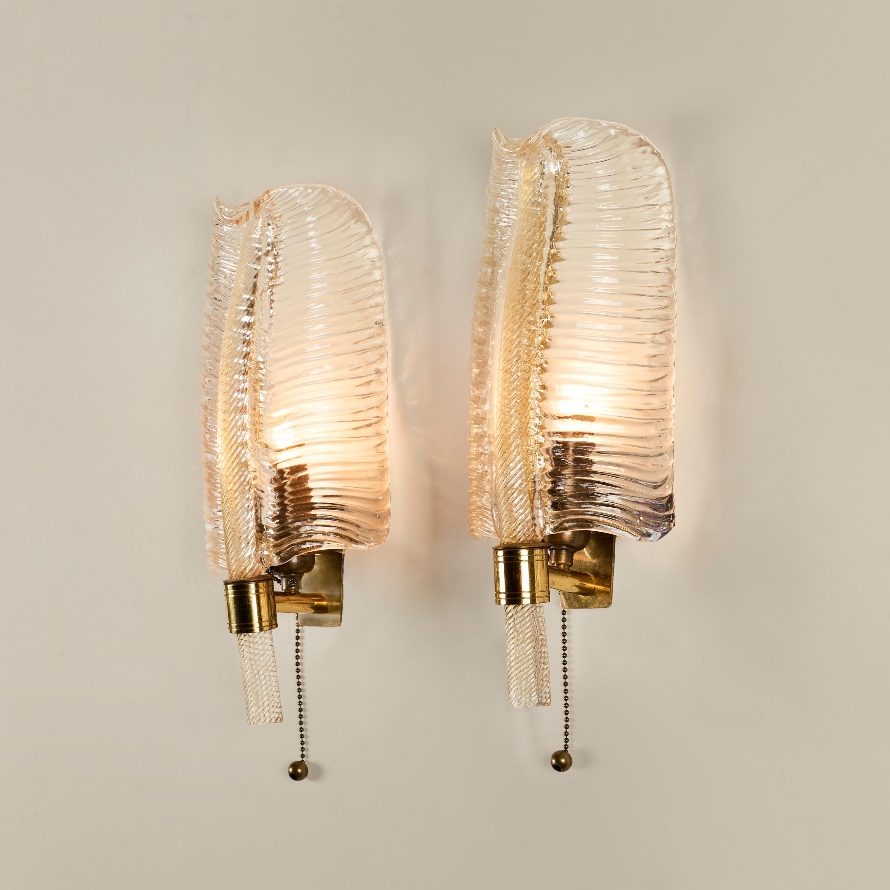 Ottone Coppia di applique in vetro a foglia d'oro di Murano degli anni Cinquanta in vendita