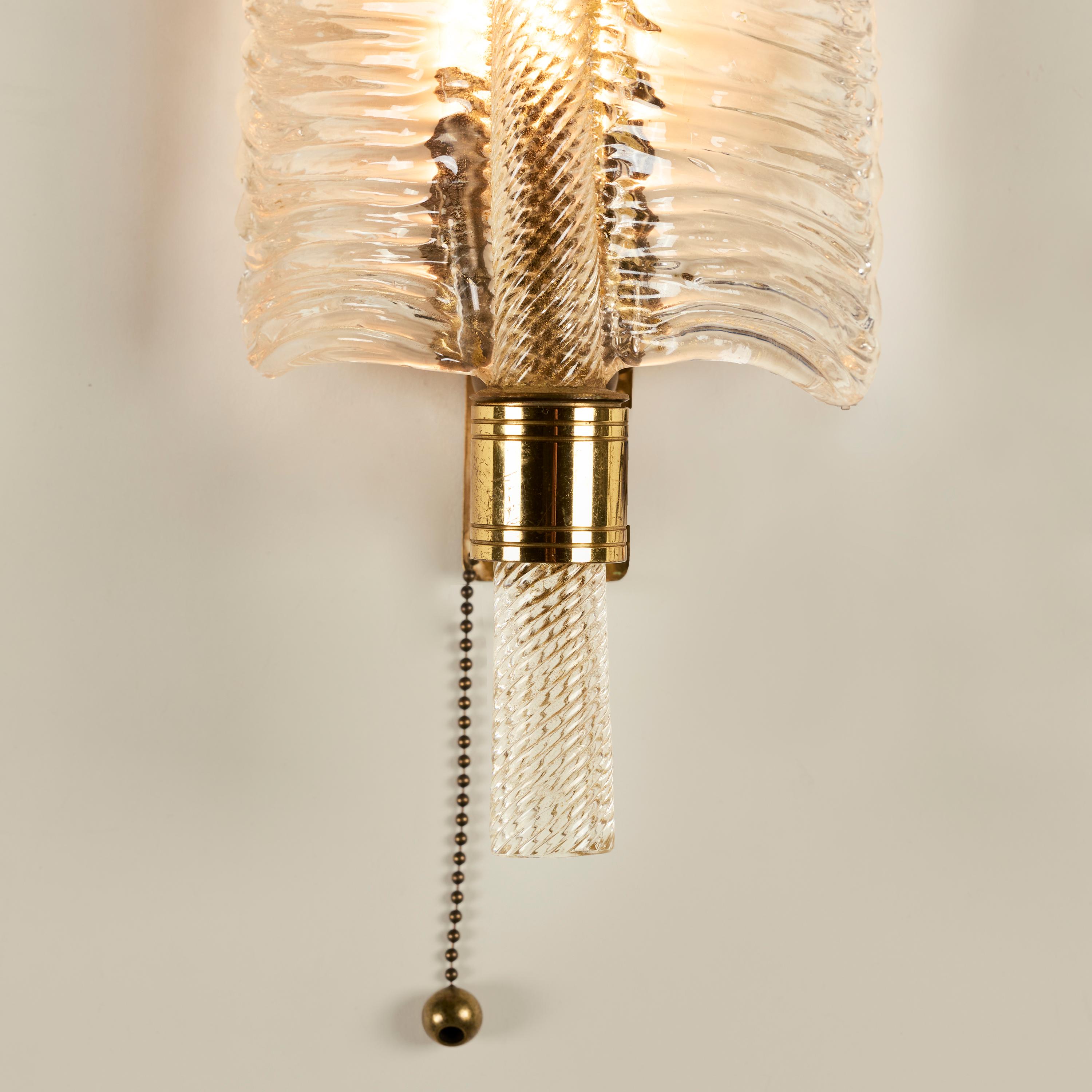 Coppia di applique in vetro a foglia d'oro di Murano degli anni Cinquanta in vendita 2