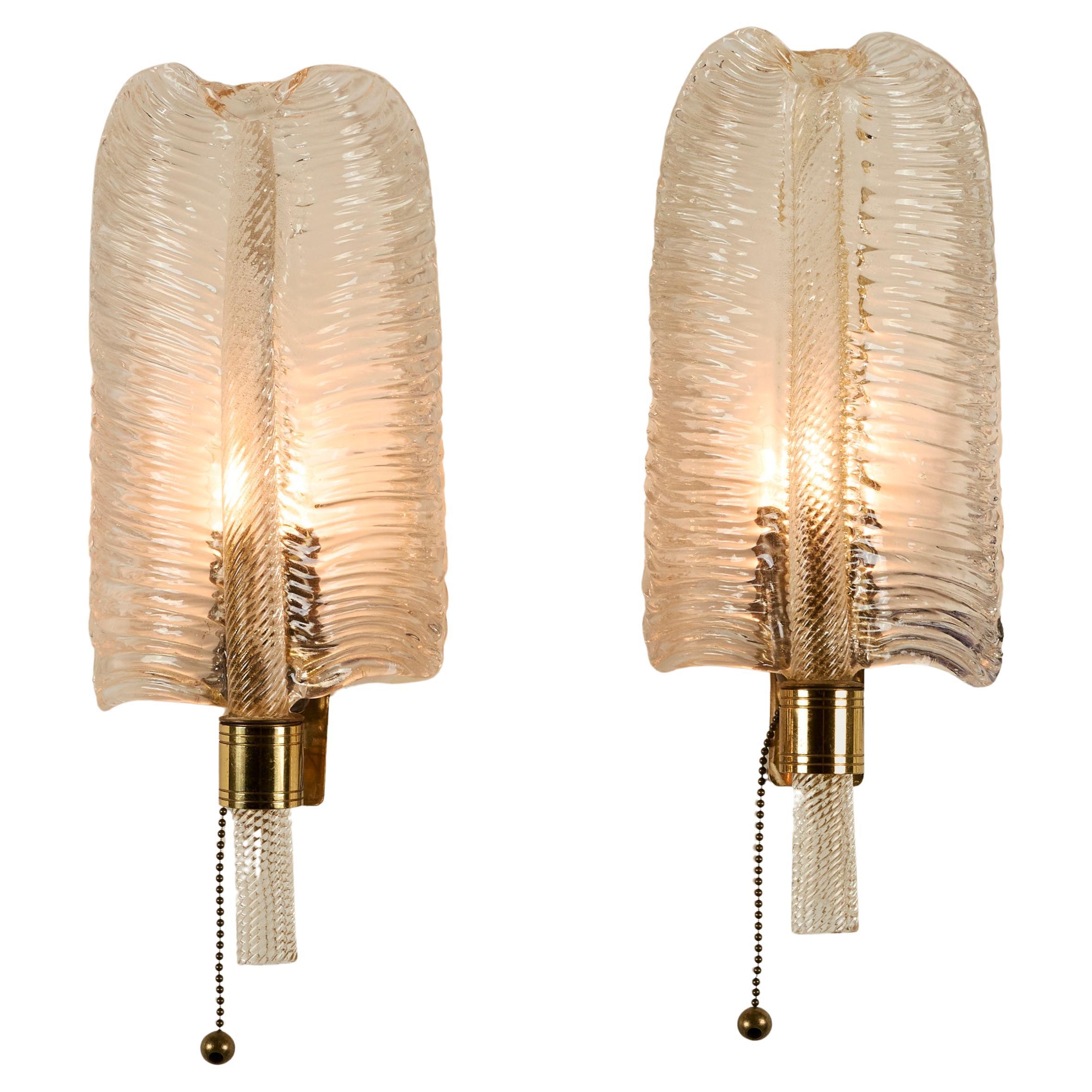 Paire d'appliques italiennes des années 1950 en verre moucheté d'or de Murano