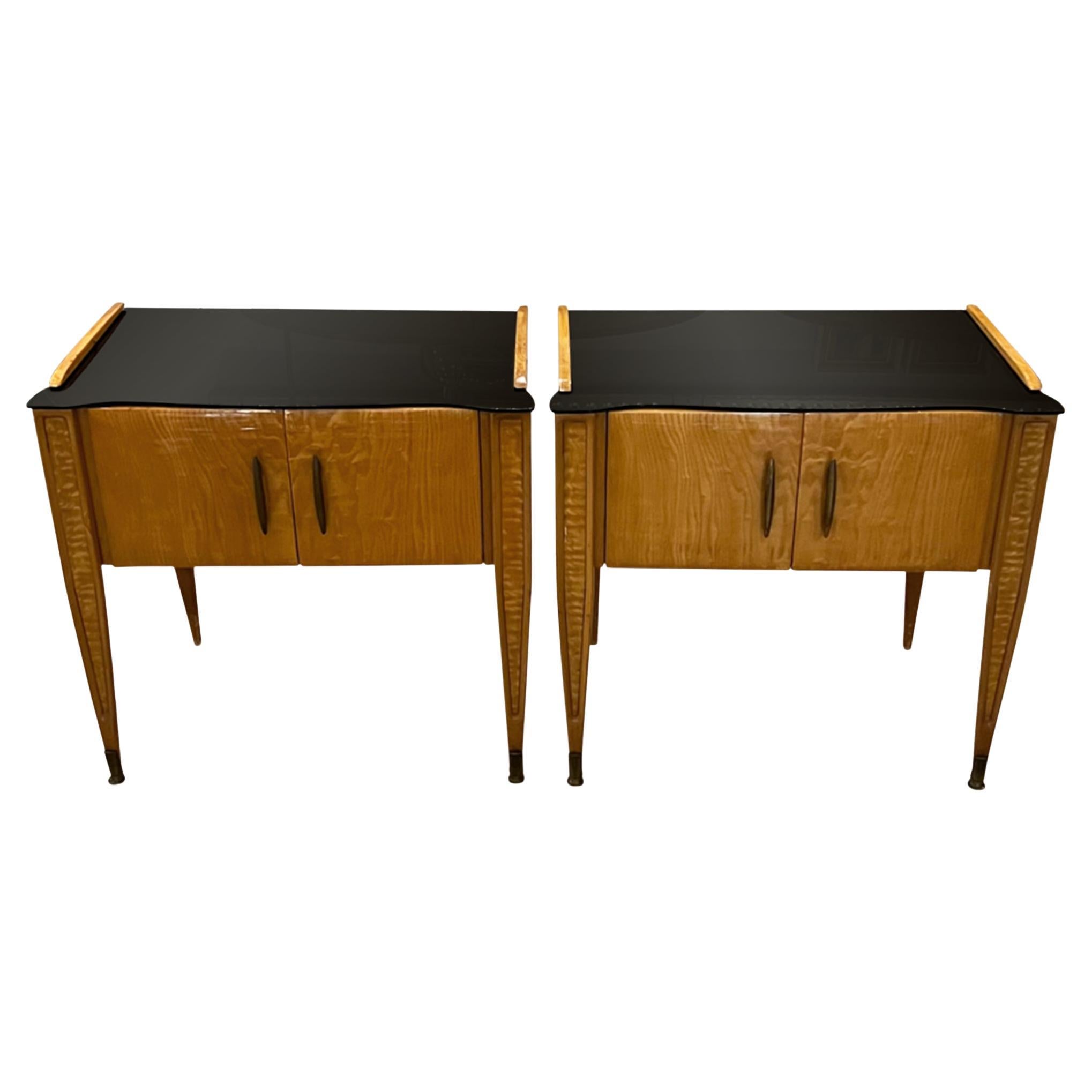 Paire de tables de nuit italiennes des années 1950 avec plateaux en verre noir en vente