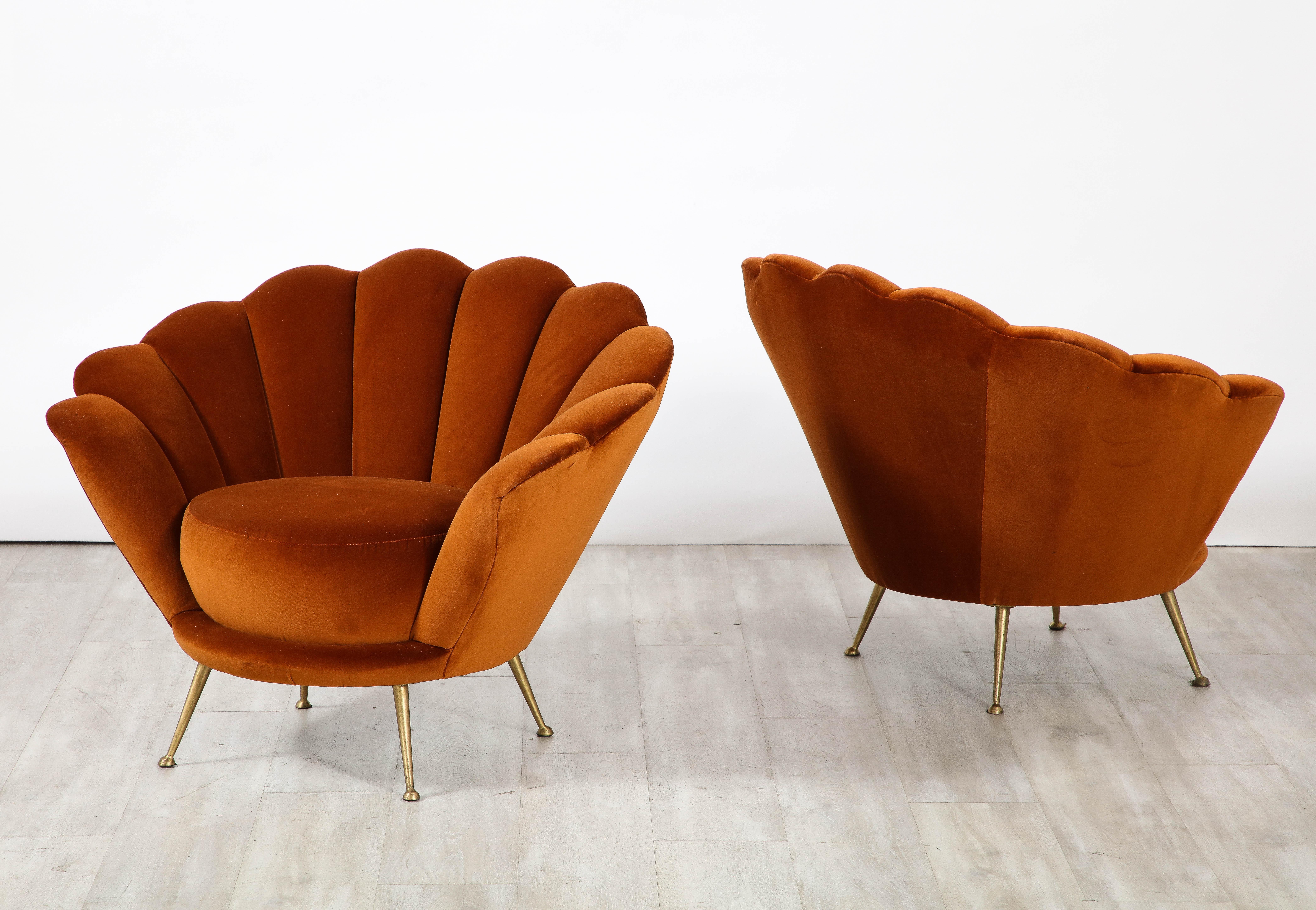 Milieu du XXe siècle Paire de chaises longues italiennes des années 1950 en velours festonné en vente