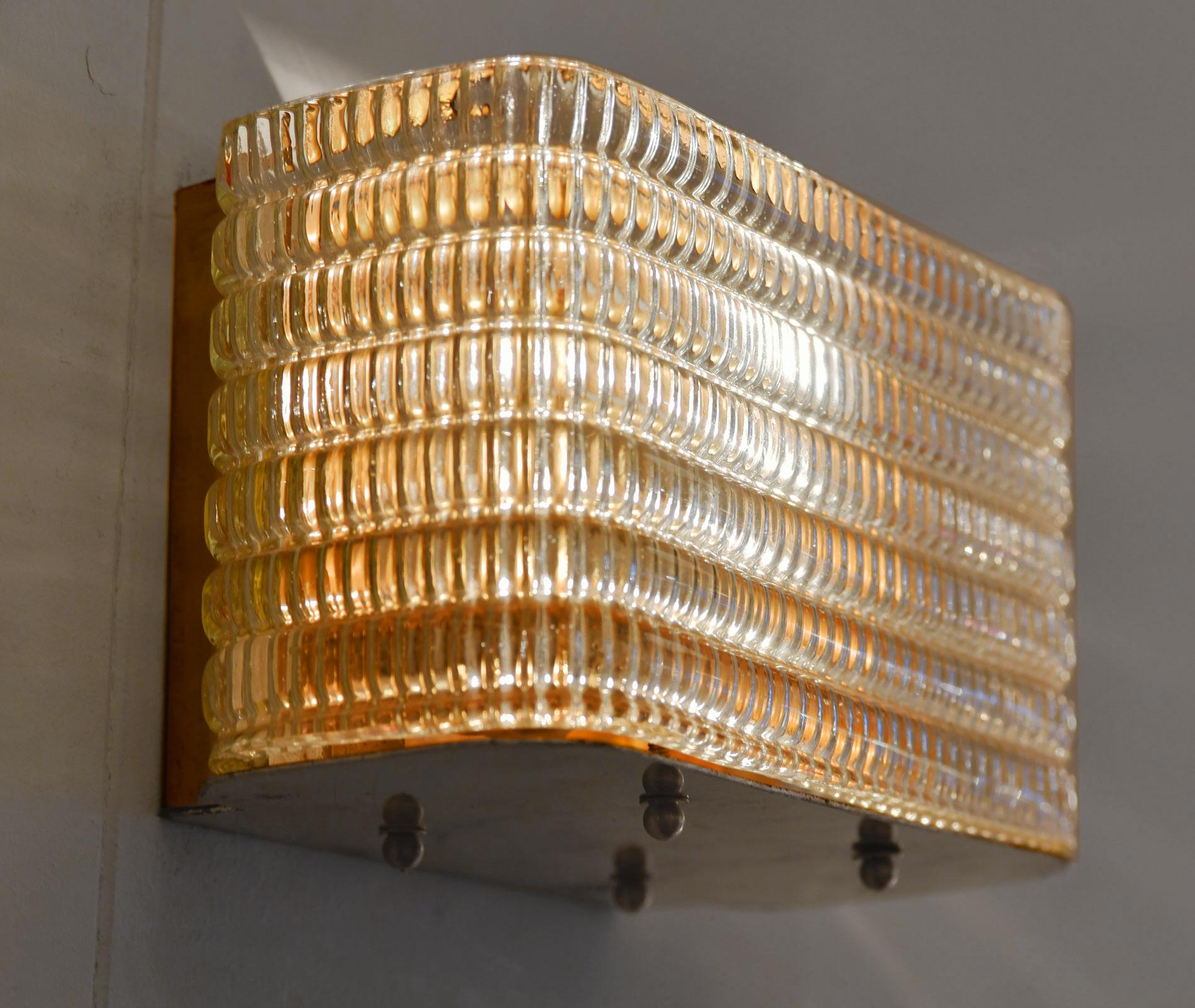 Pair of Italian 1950s Seguso Murano Rectangular Glass and Brass Wall Lights In Good Condition In London, GB