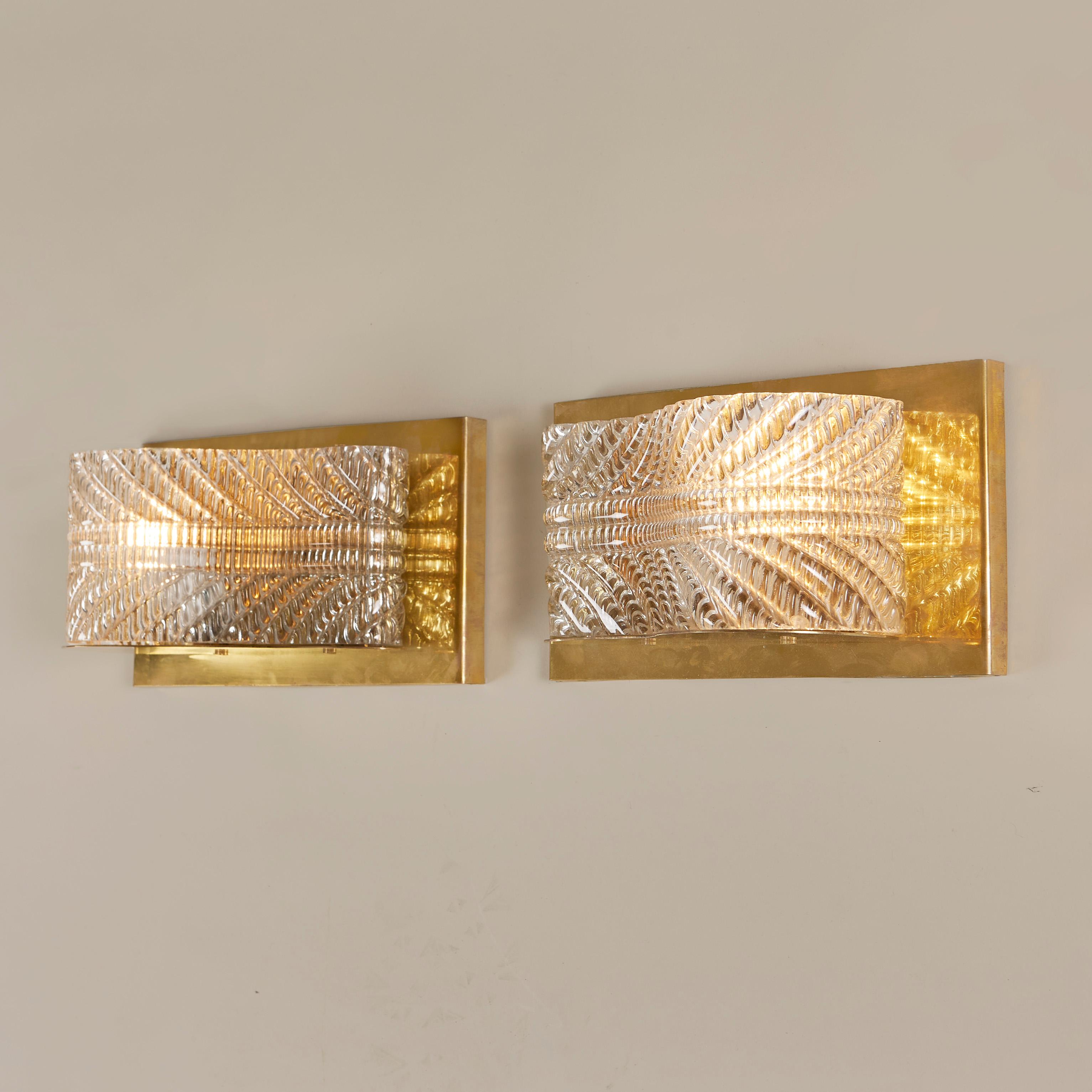 Paire d'appliques italiennes Seguso des années 1950 en verre Murano texturé et laiton Bon état - En vente à London, GB