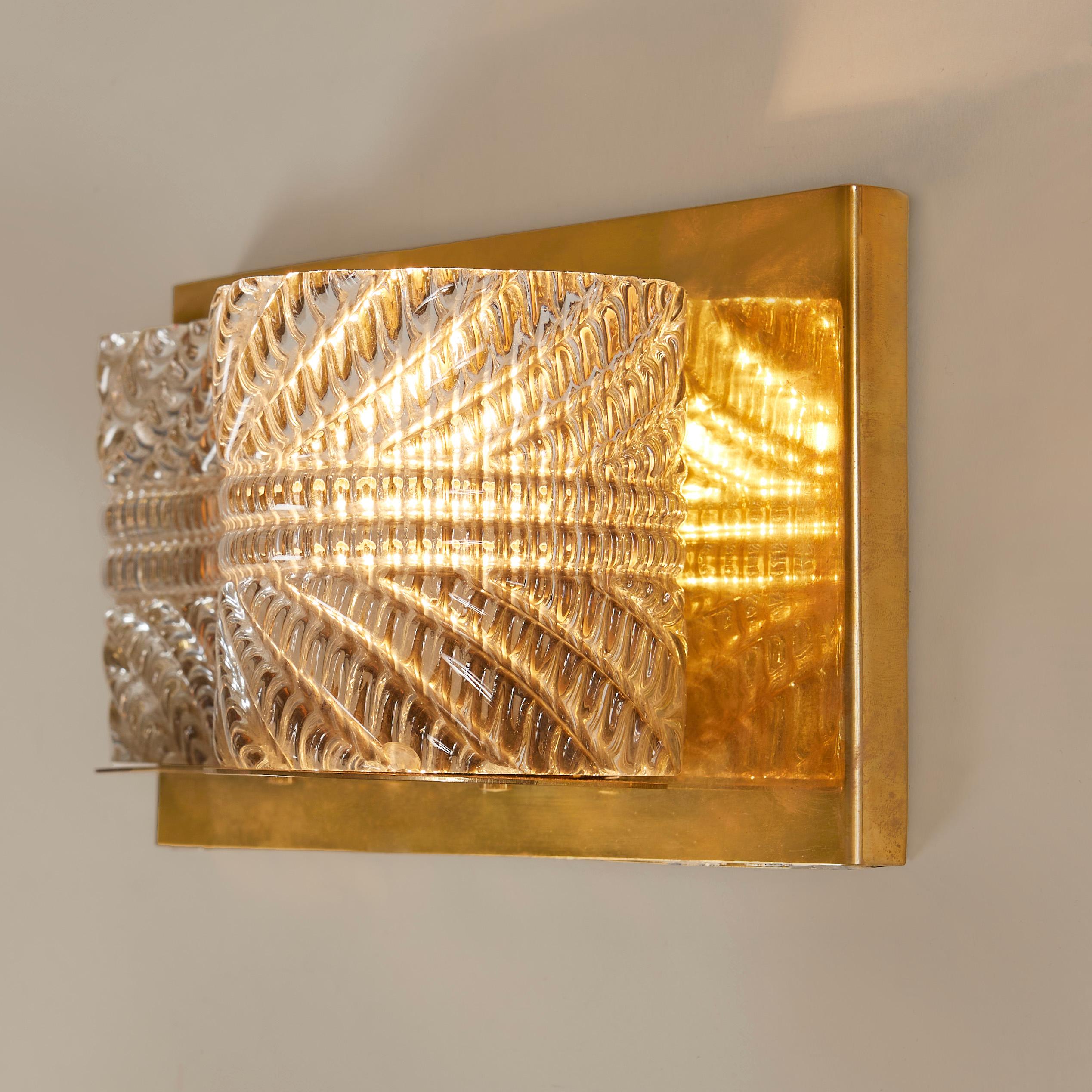 Milieu du XXe siècle Paire d'appliques italiennes Seguso des années 1950 en verre Murano texturé et laiton en vente