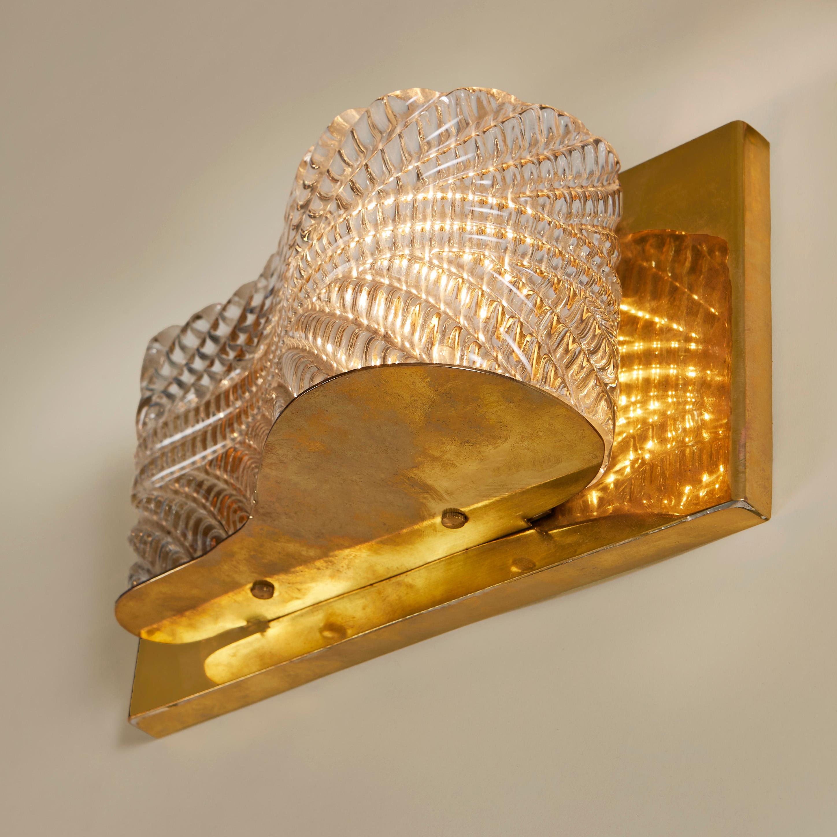Laiton Paire d'appliques italiennes Seguso des années 1950 en verre Murano texturé et laiton en vente