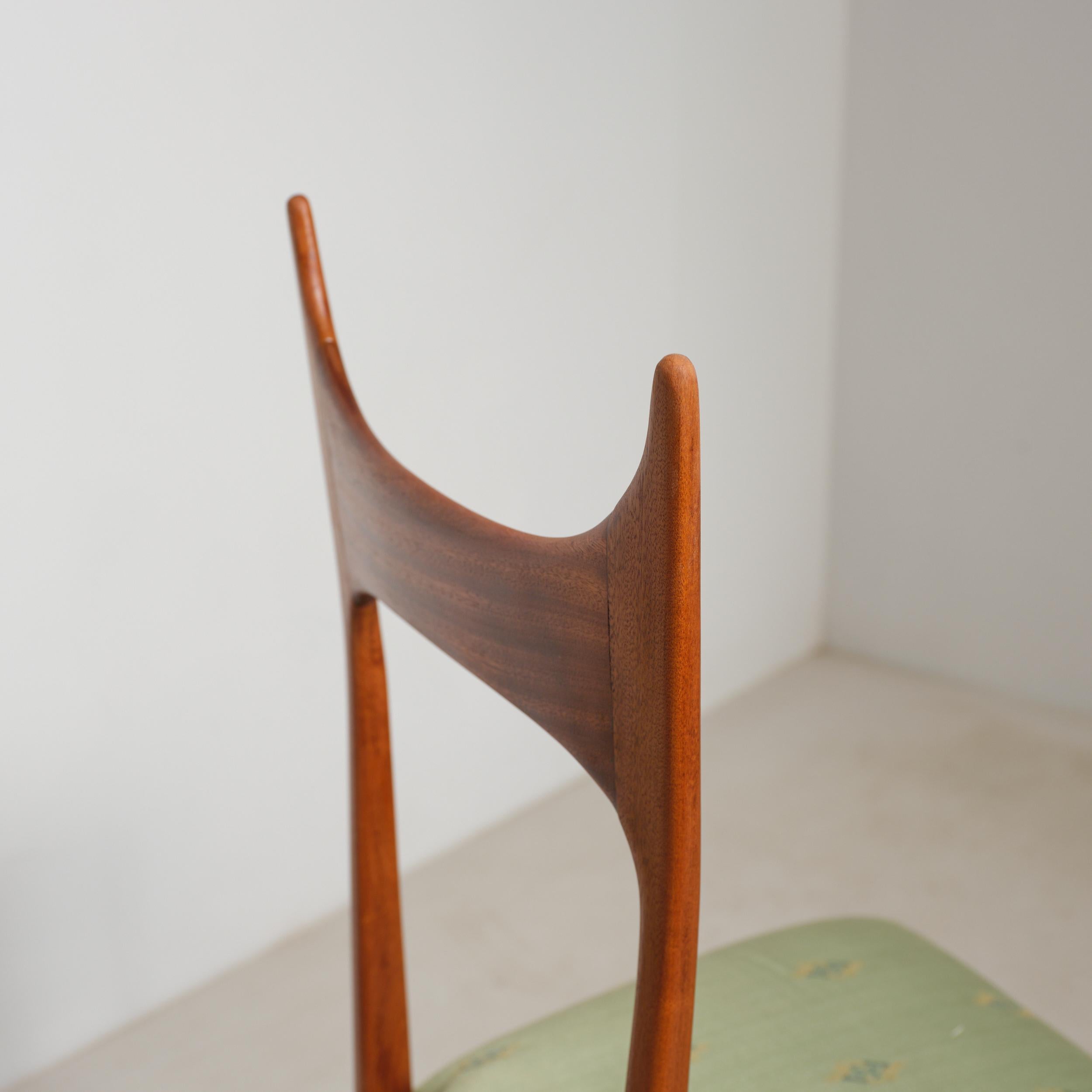 Pareja de sillas auxiliares italianas de los años 50 de madera exótica - Acabado de goma laca restaurado en venta 3