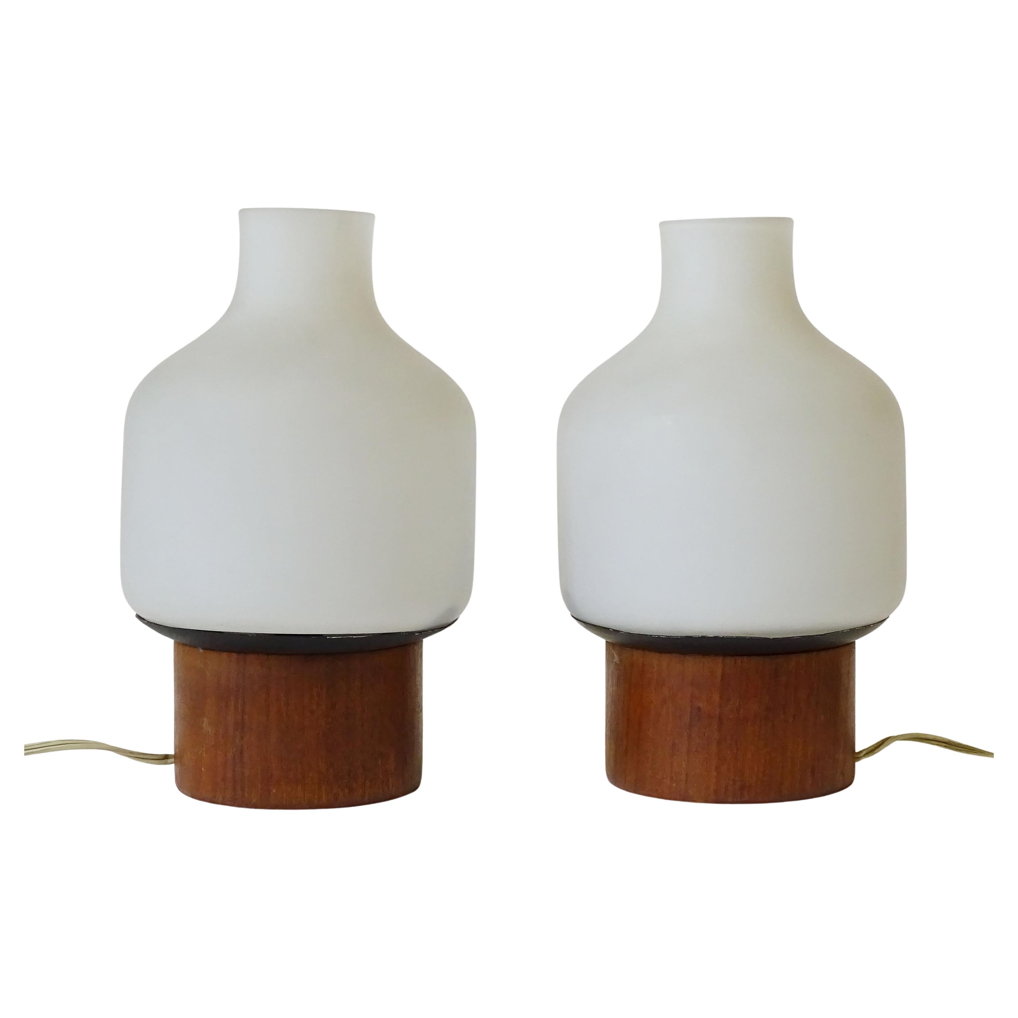 Paire de lampes de table italiennes des années 1950 de style scandinave en teck et verre en vente