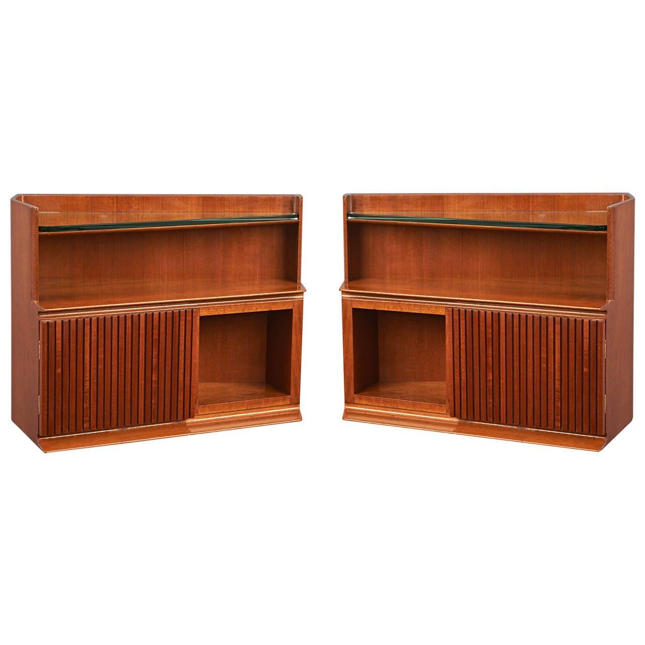 Pair of Italian 1950s Trapezoidal Wall-Mounted Bedside Tables In Good Condition In New York, NY
