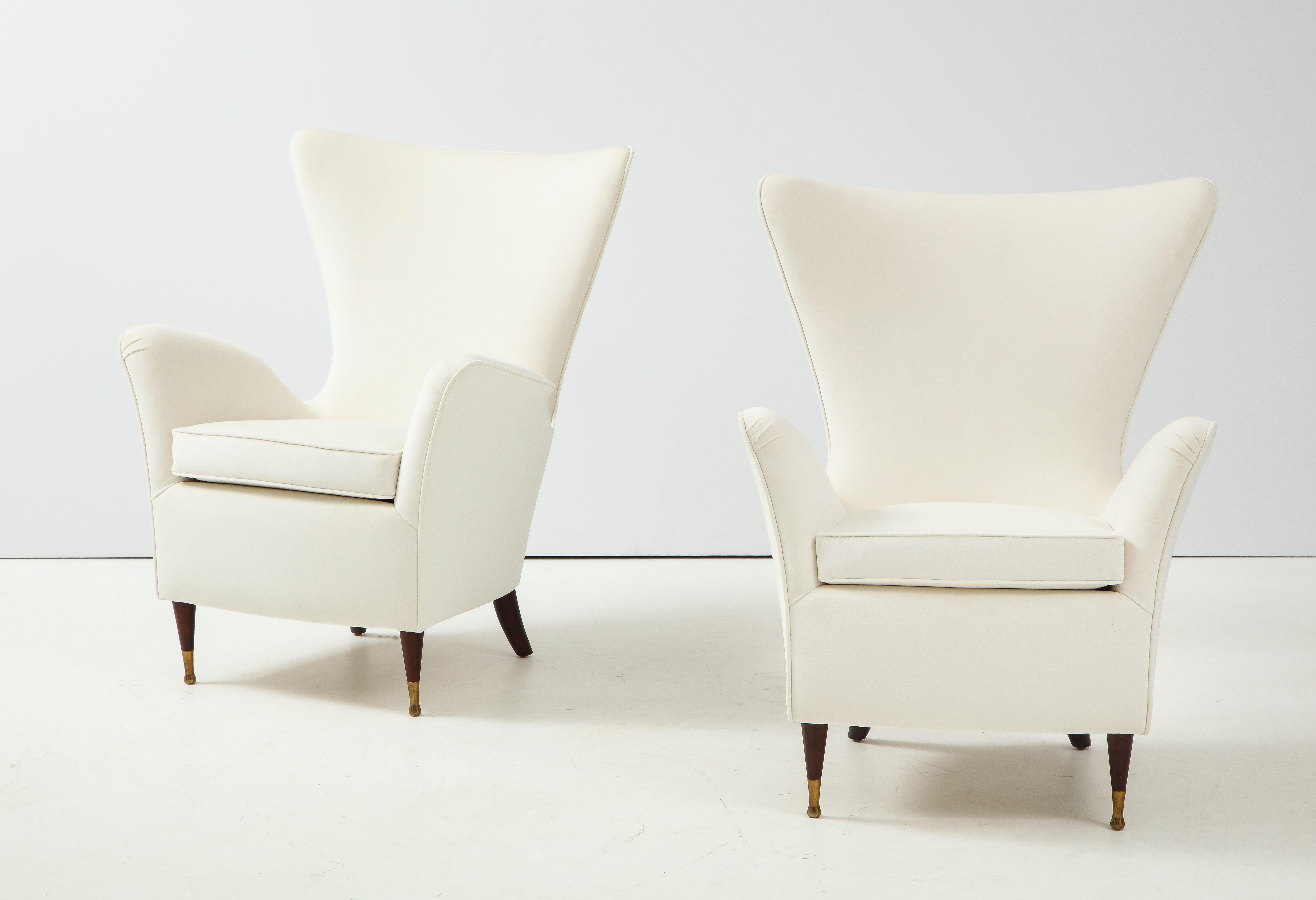 Paire de fauteuils italiens à dossier haut en forme d'aile des années 1950 en vente 1