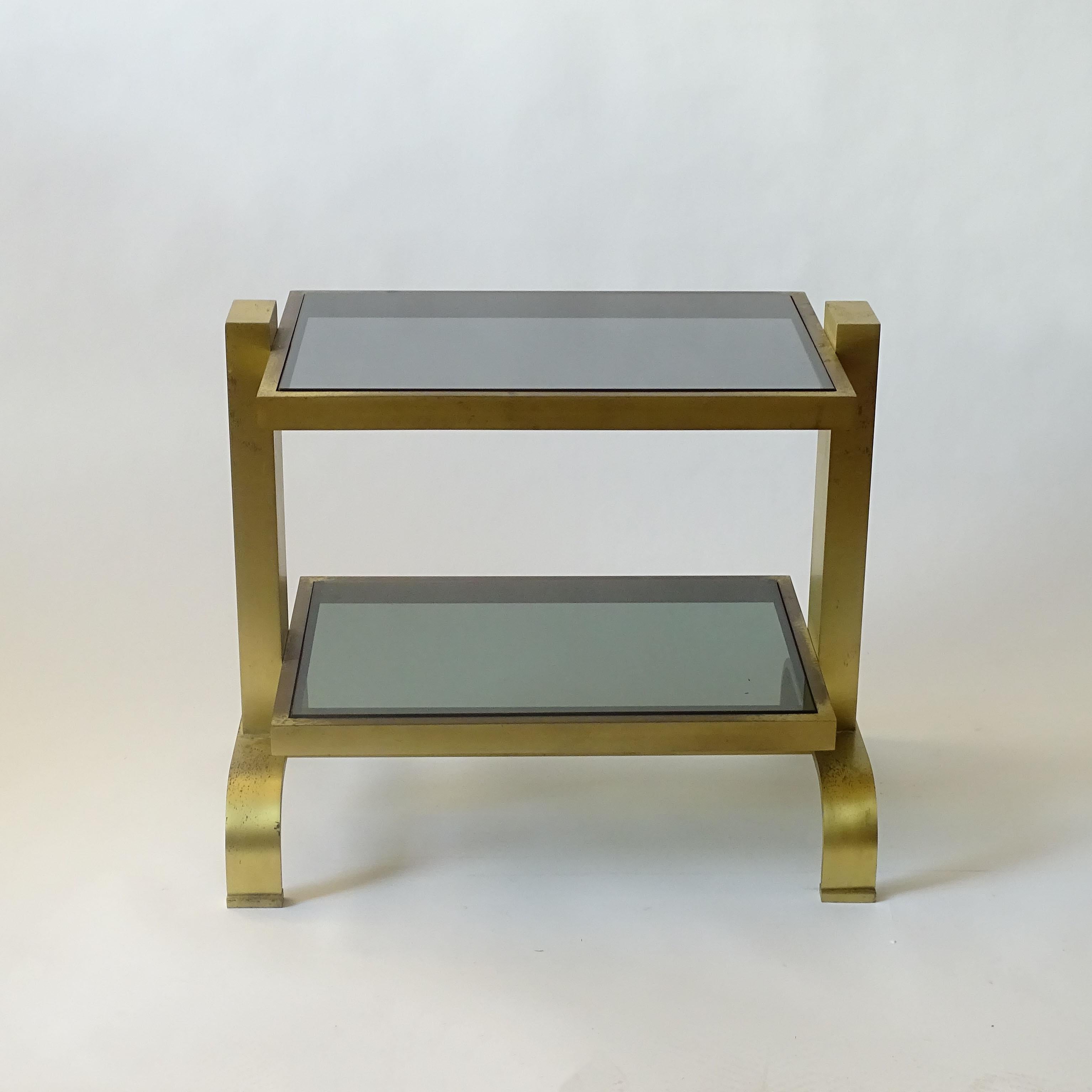 Sublime paire de tables de chevet italiennes en laiton et verre des années 1960
Design/One robuste influencé par l'Art déco.
Il porte différentes nuances de verre gris sur le dessus et le dessous.
