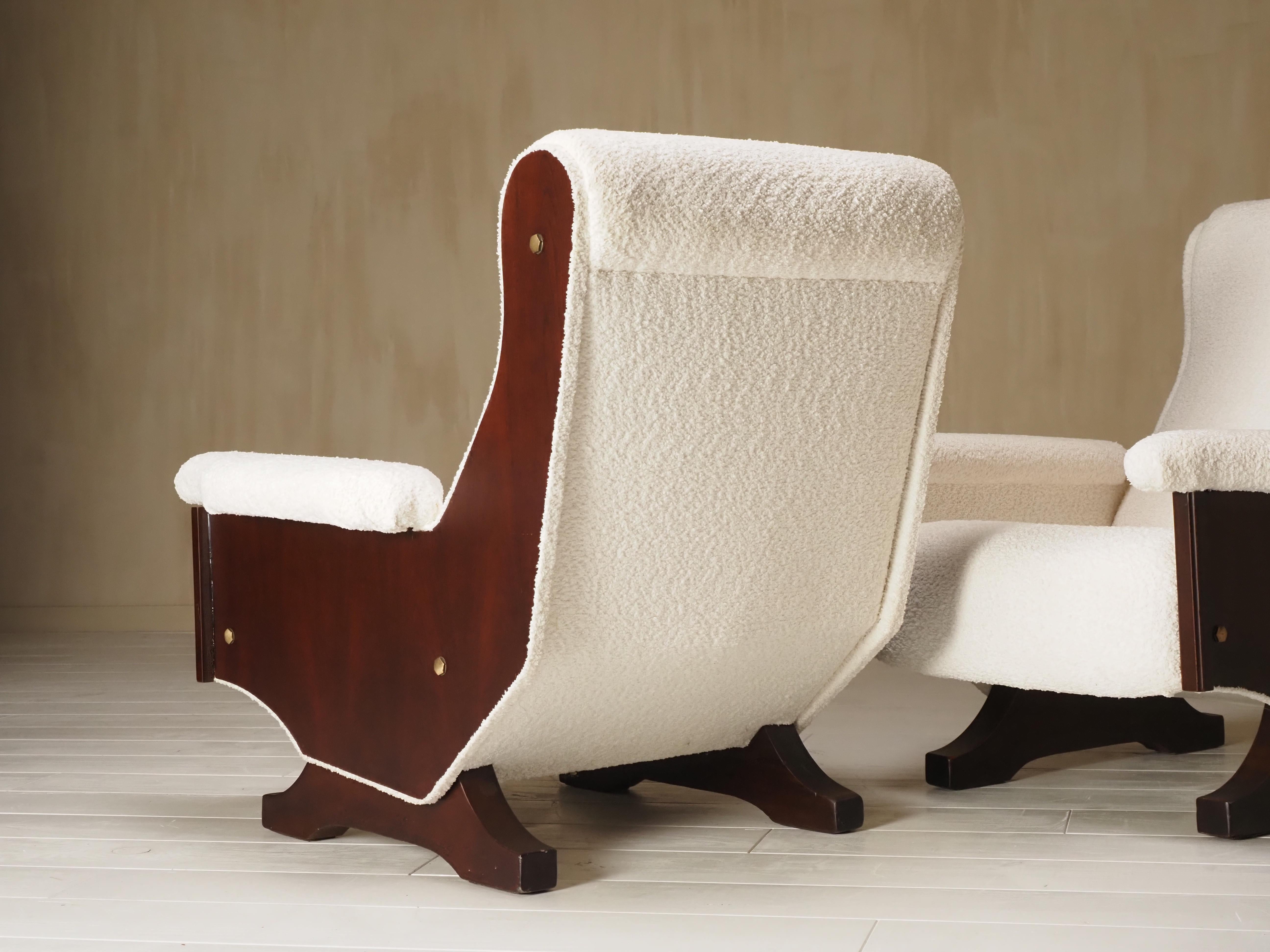 Coppia di poltrone moderne italiane degli anni '60 in noce e boucle in vendita 3