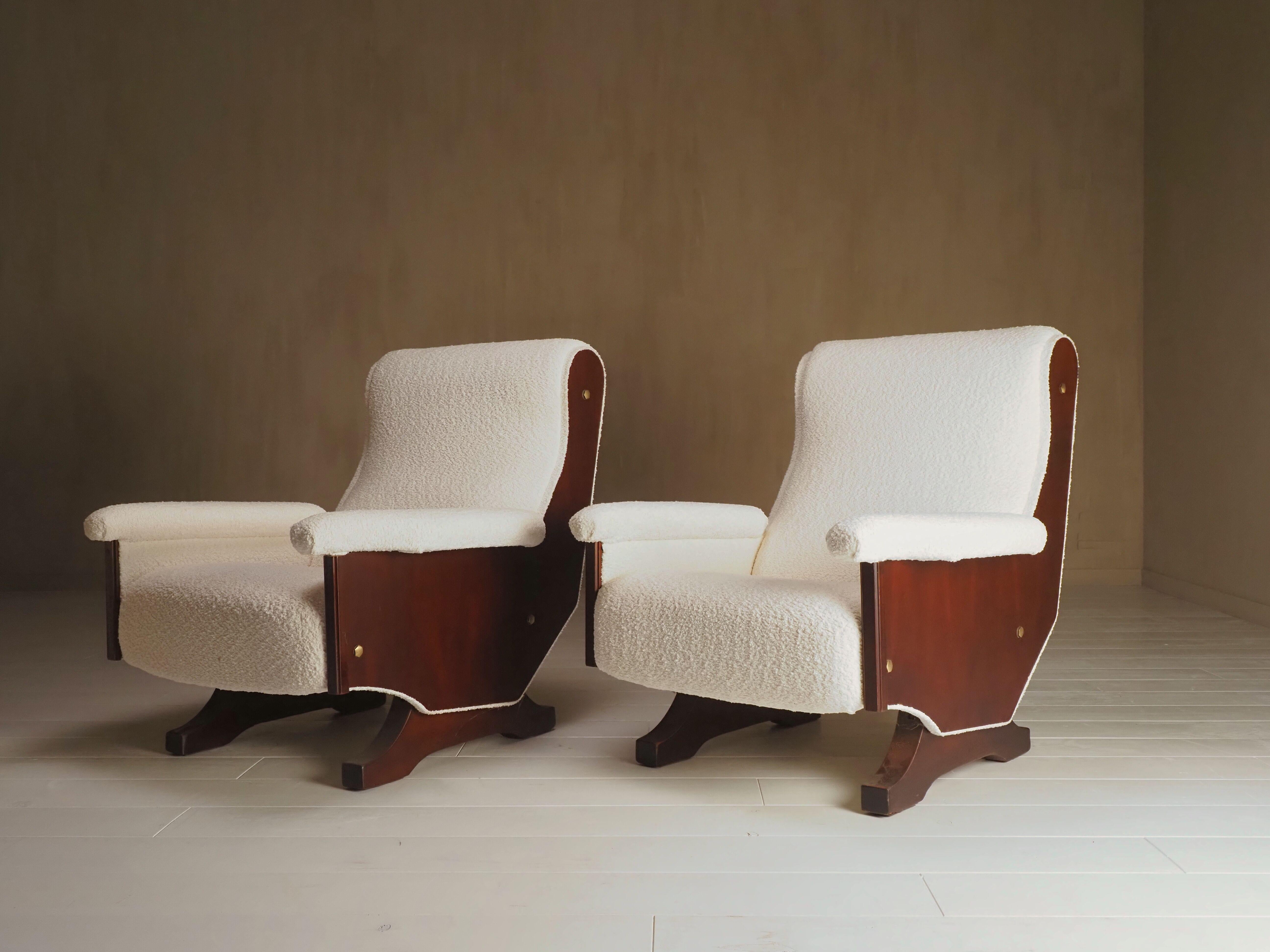Coppia di poltrone moderne italiane degli anni '60 in noce e bouclè. Ottime condizioni. Bellissimo stile italiano contemporaneo. Rivestito in un bel tessuto boucle. 