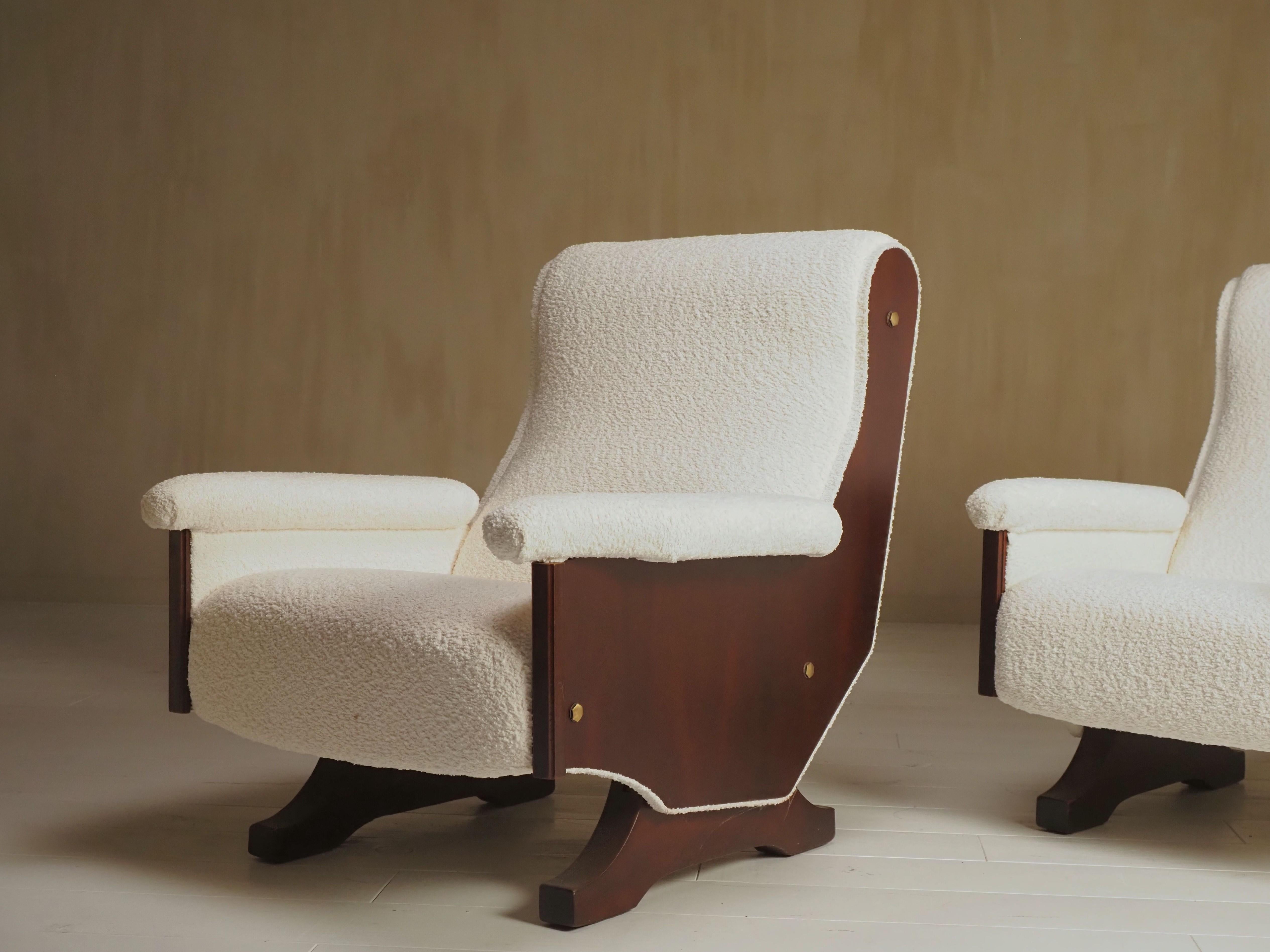 Mid-Century moderno Coppia di poltrone moderne italiane degli anni '60 in noce e boucle in vendita