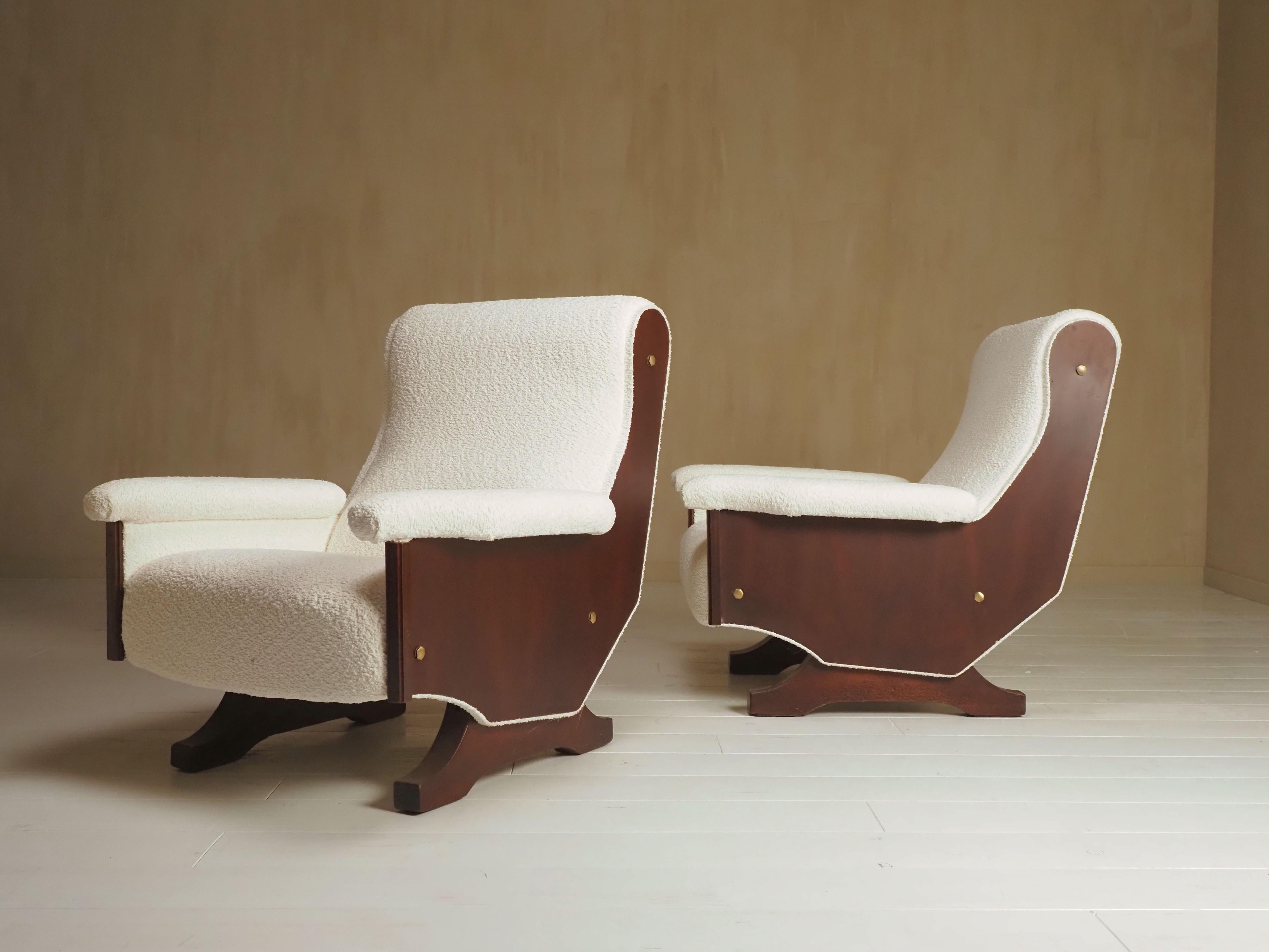 Coppia di poltrone moderne italiane degli anni '60 in noce e boucle In condizioni buone in vendita a Diest, BE