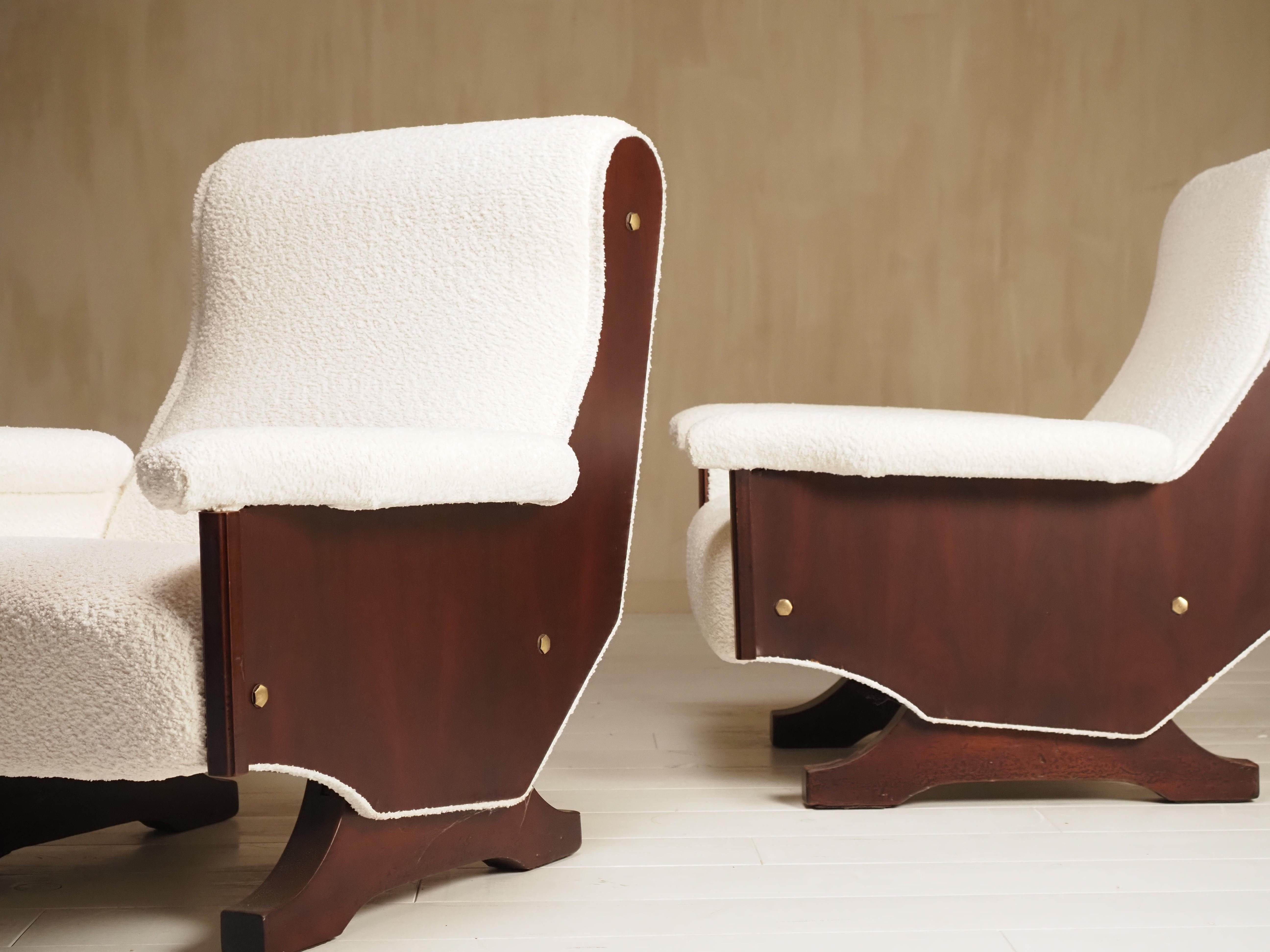 Metà XX secolo Coppia di poltrone moderne italiane degli anni '60 in noce e boucle in vendita
