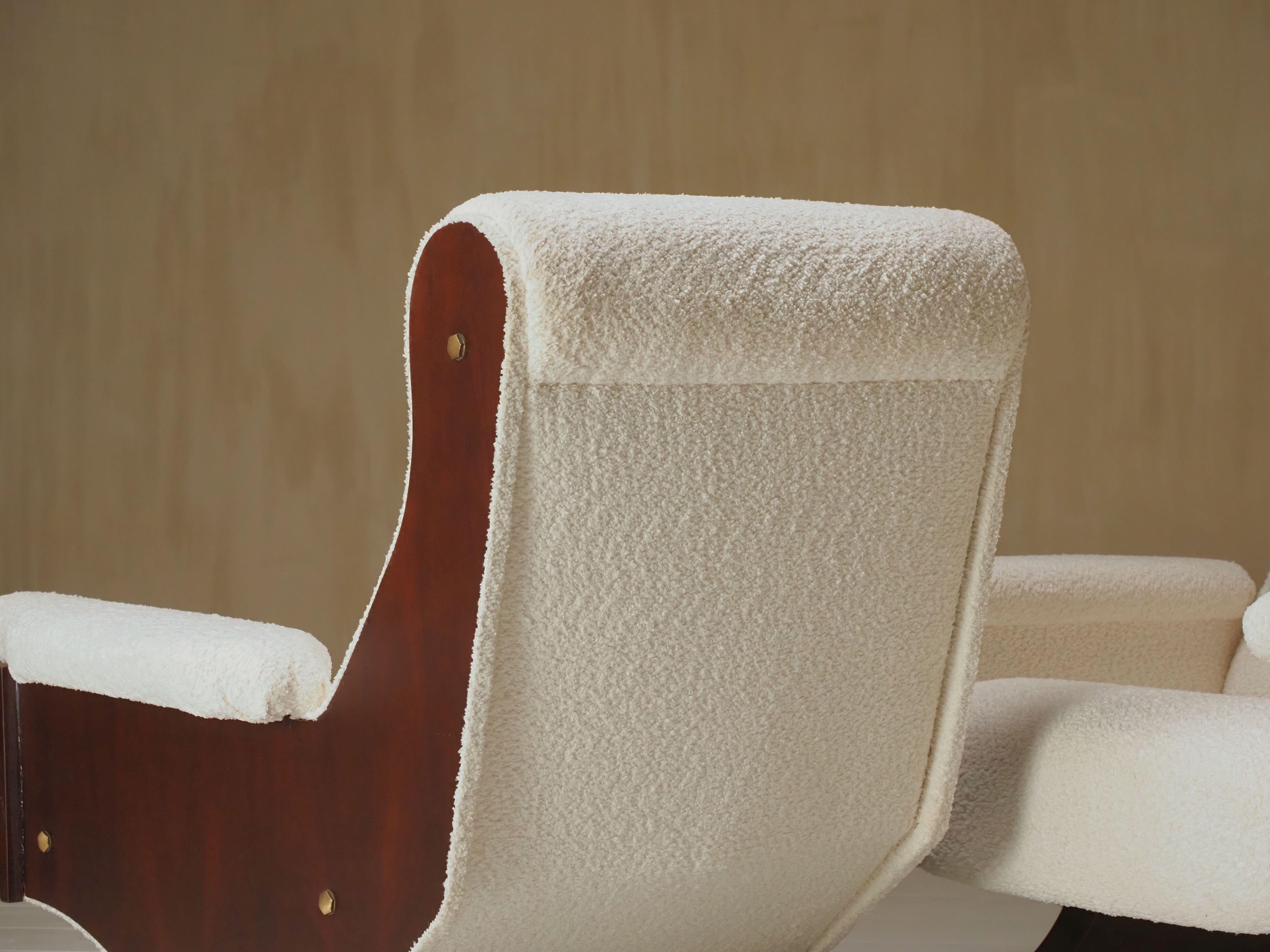 Coppia di poltrone moderne italiane degli anni '60 in noce e boucle in vendita 1